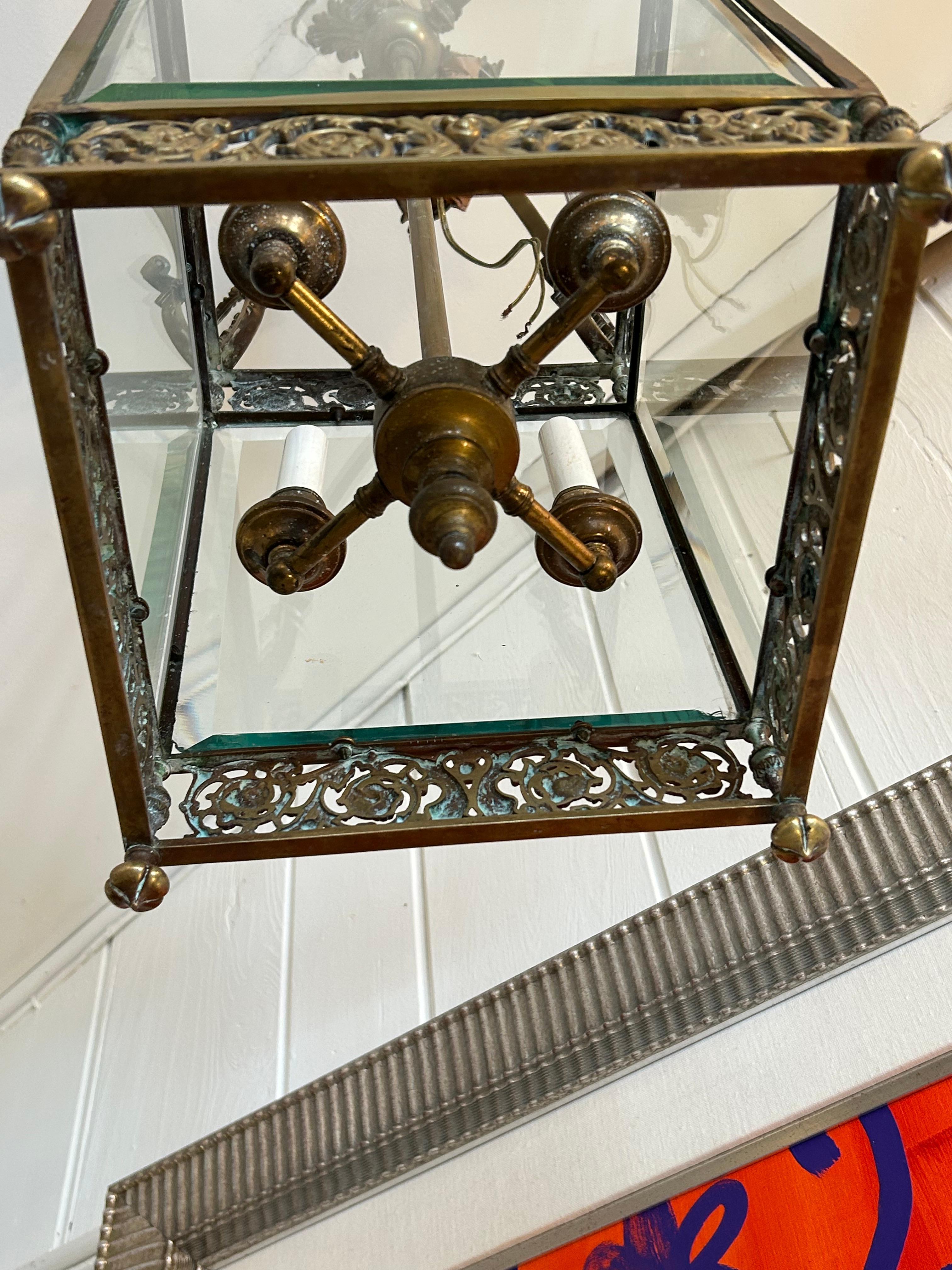 Anglais Lustre anglais ancien Regency en bronze avec têtes de lion et griffons en vente