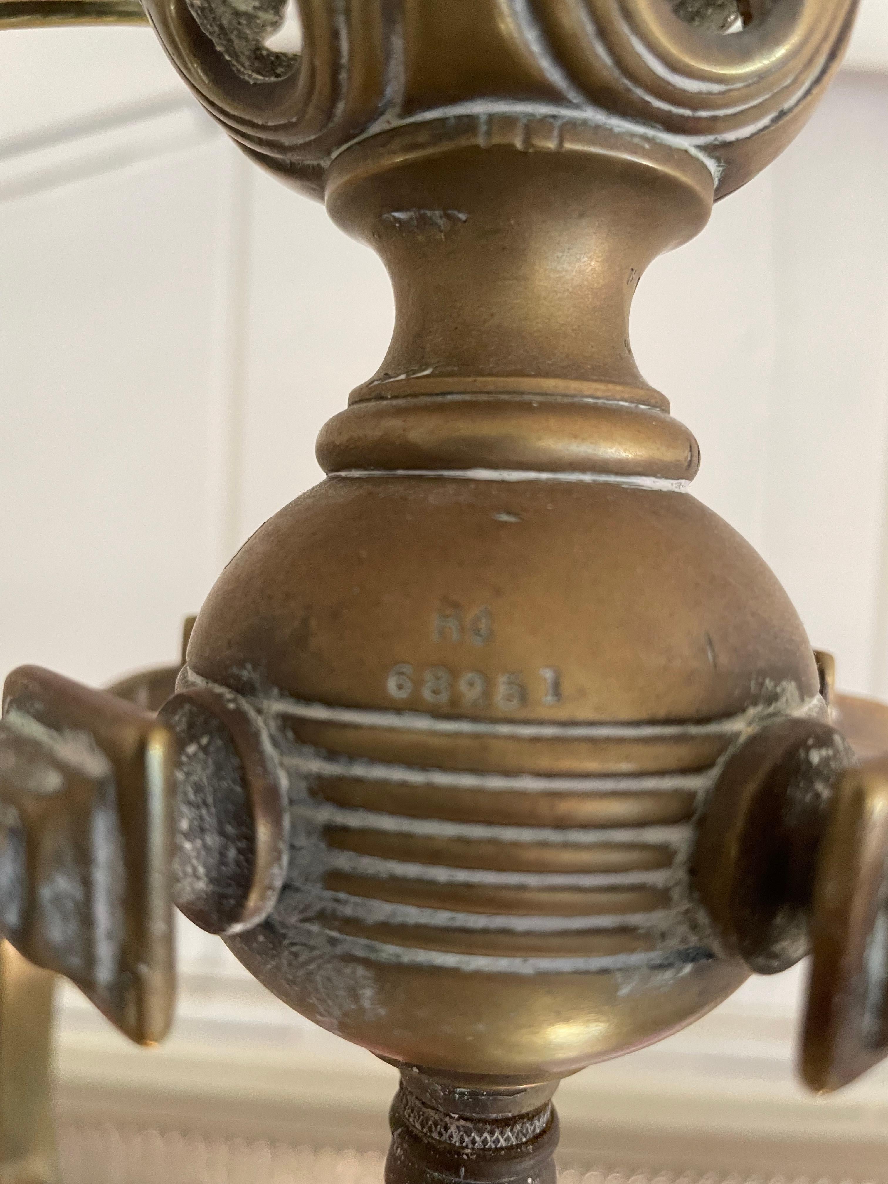 Antiker englischer Regency-Laternenkronleuchter aus Bronze im Regency-Stil mit Löwenköpfen und Griffen im Zustand „Gut“ im Angebot in Hopewell, NJ
