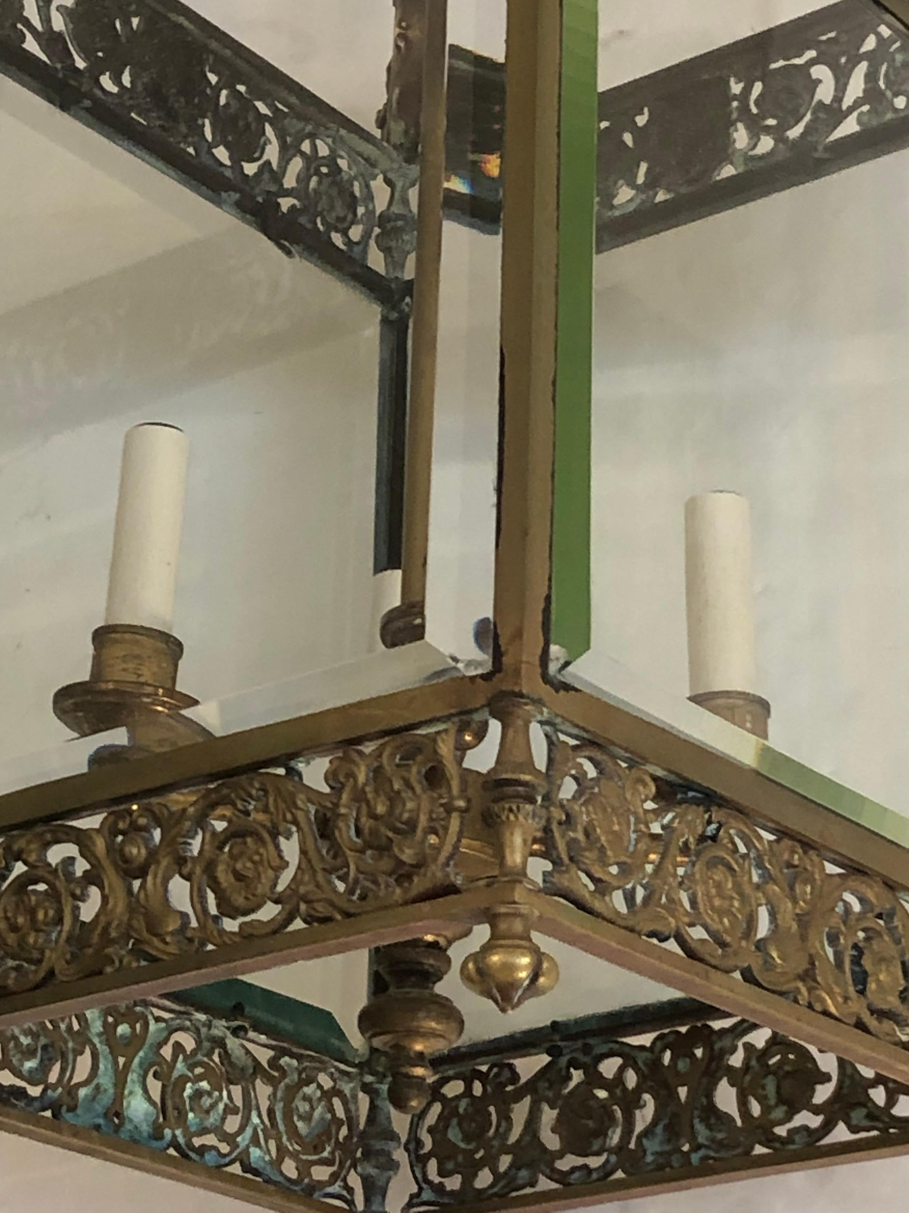 Antiker englischer Regency-Laternenkronleuchter aus Bronze im Regency-Stil mit Löwenköpfen und Griffen (Spätes 19. Jahrhundert) im Angebot