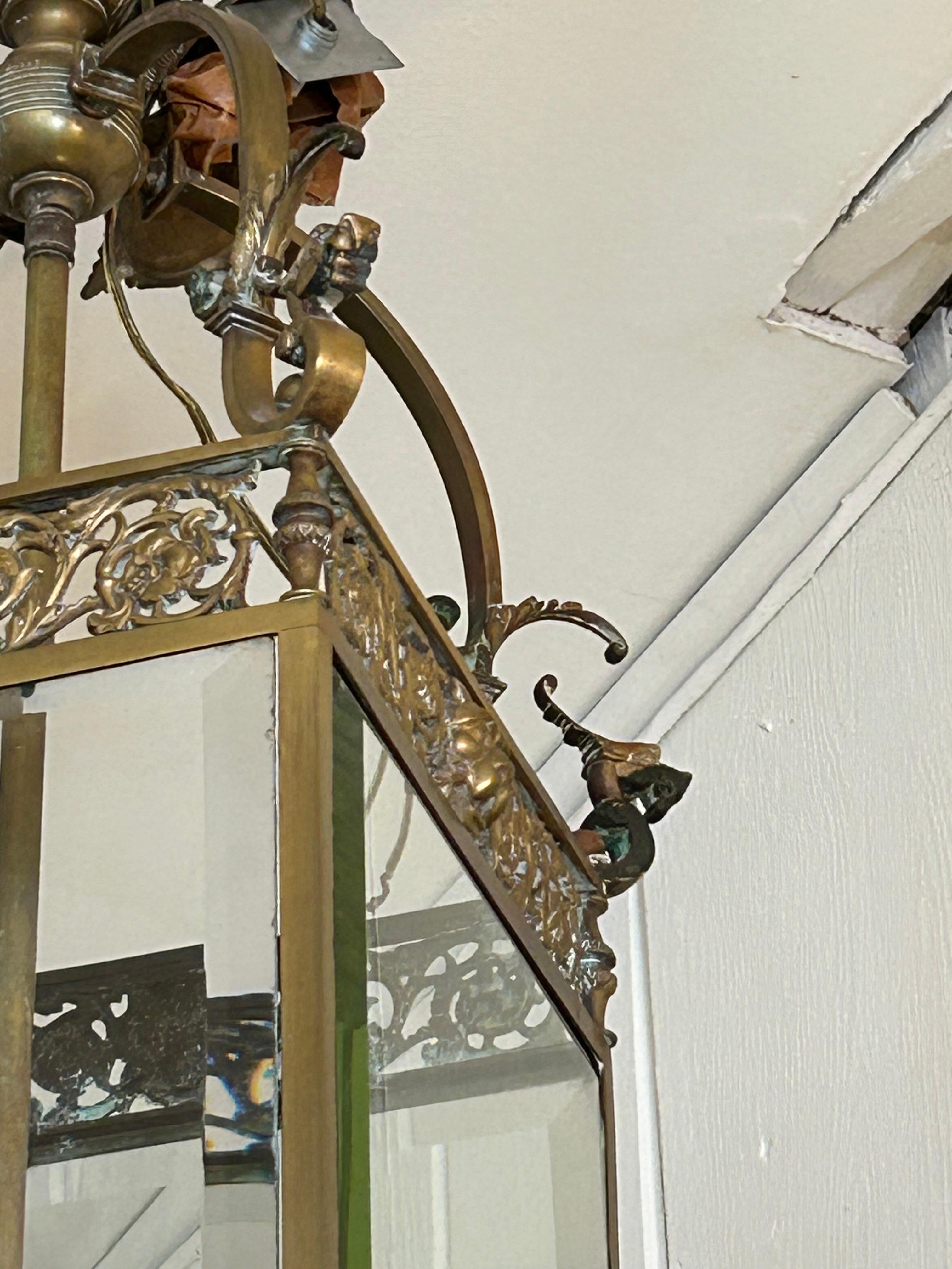 Fin du XIXe siècle Lustre anglais ancien Regency en bronze avec têtes de lion et griffons en vente