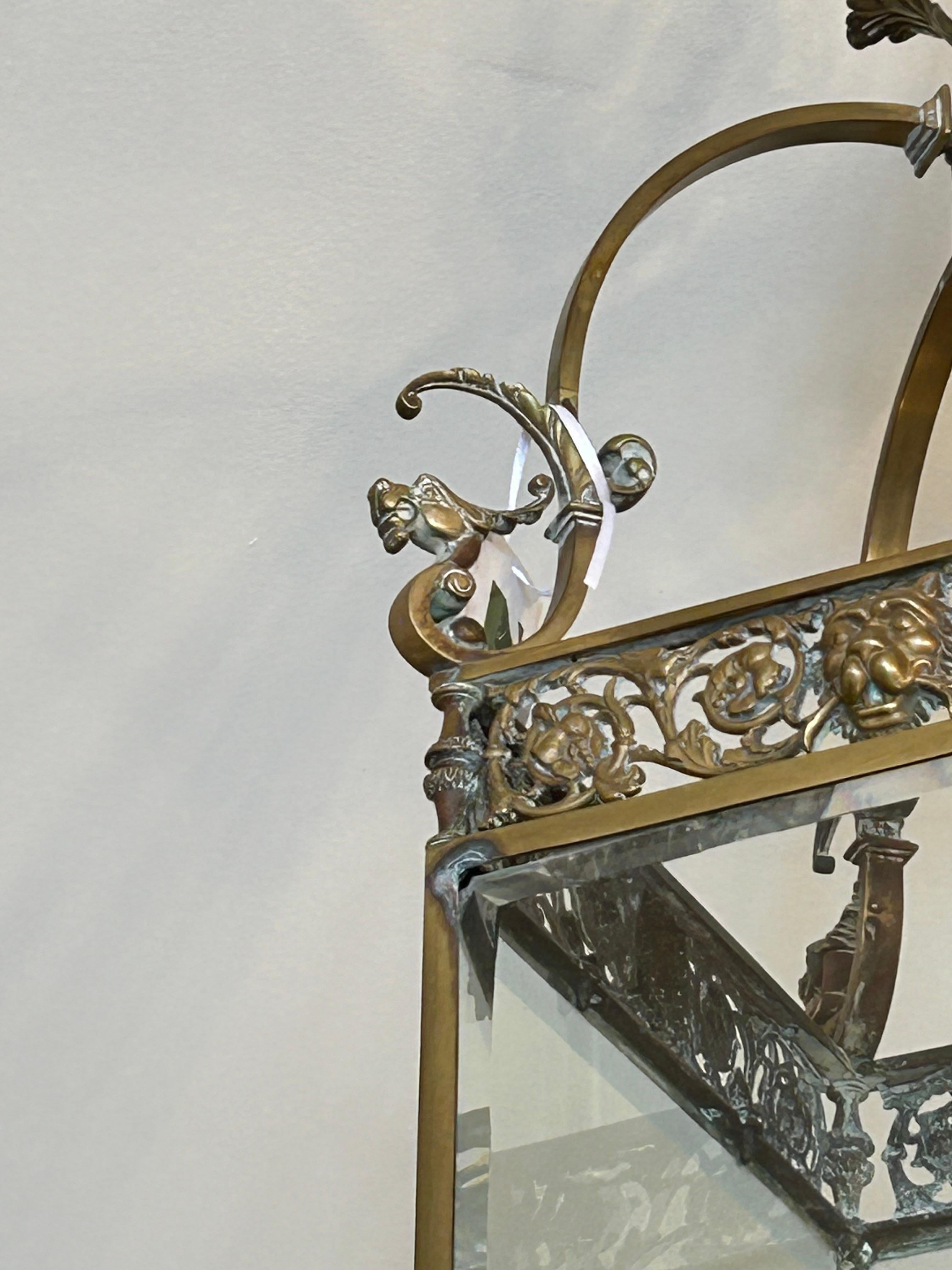 Bronze Lustre anglais ancien Regency en bronze avec têtes de lion et griffons en vente