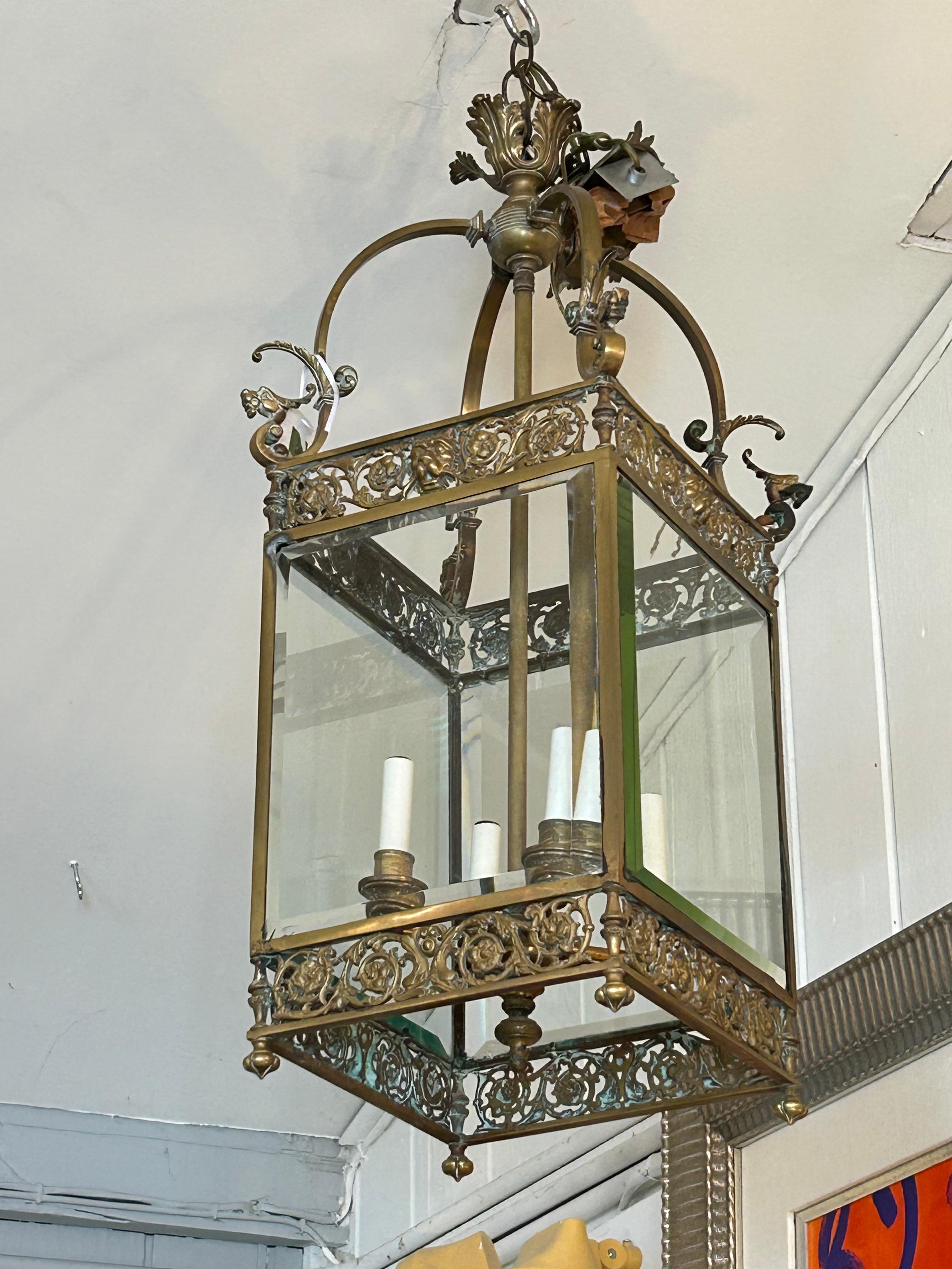 Lustre anglais ancien Regency en bronze avec têtes de lion et griffons en vente 3