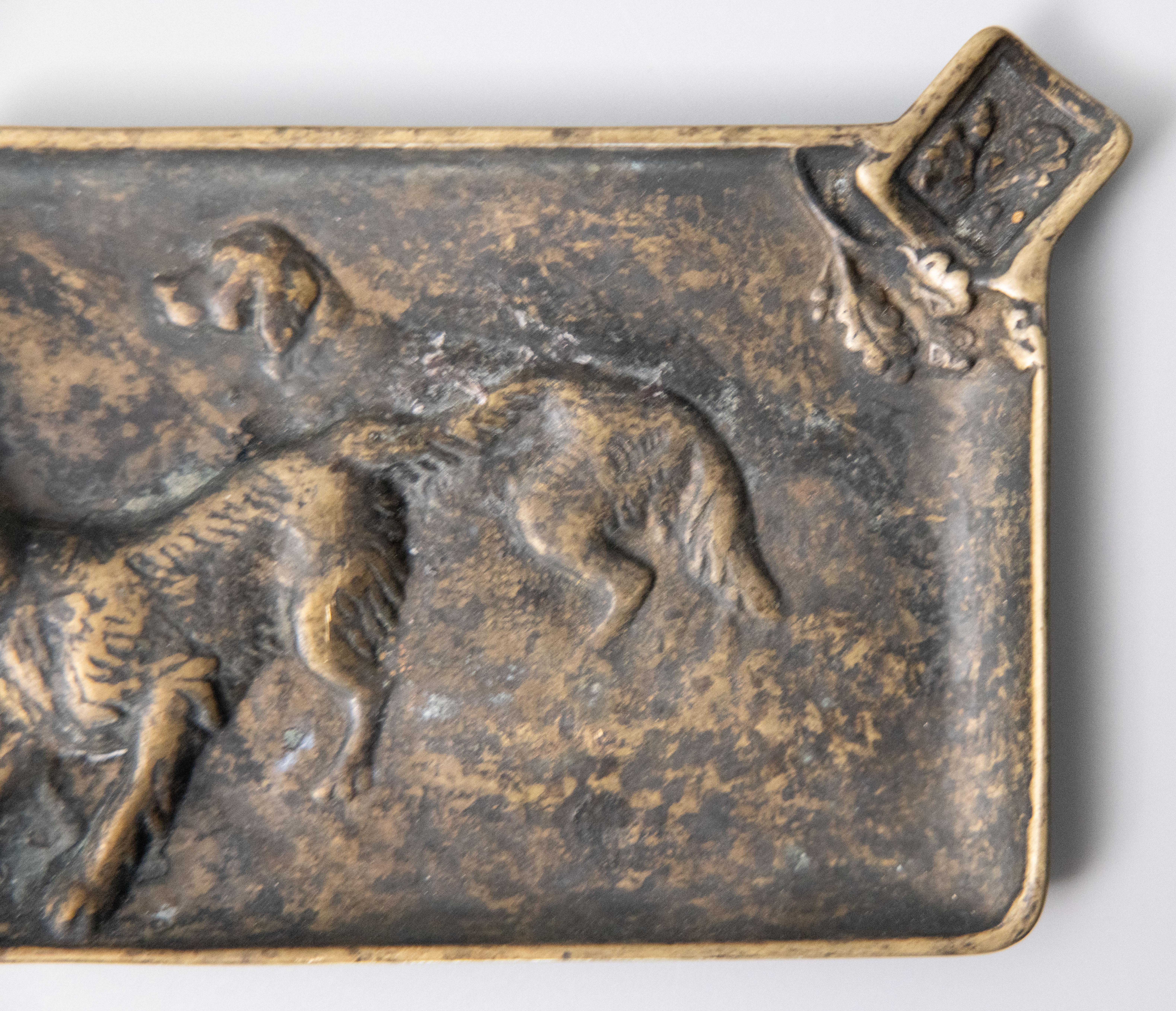 Anglais Antique plateau à fumer / plateau à cigares anglais en bronze avec chien de sport en vente