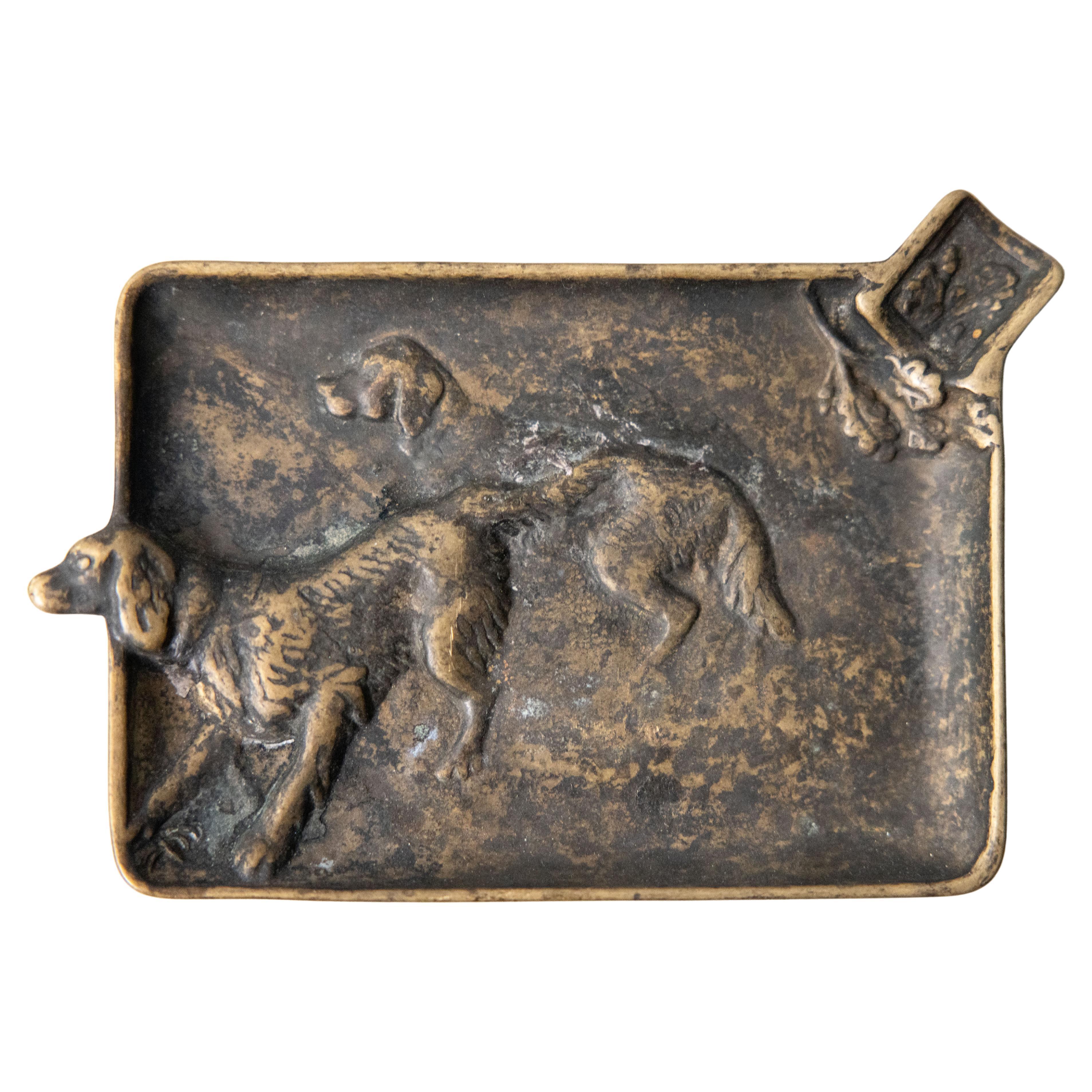 Antique plateau à fumer / plateau à cigares anglais en bronze avec chien de sport en vente