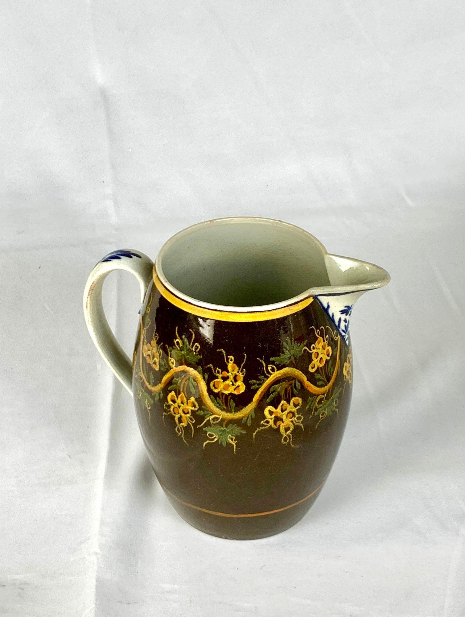 Antica brocca inglese decorata in marrone, disegno folkloristico della terra, Circa 1810 In condizioni ottime in vendita a Katonah, NY
