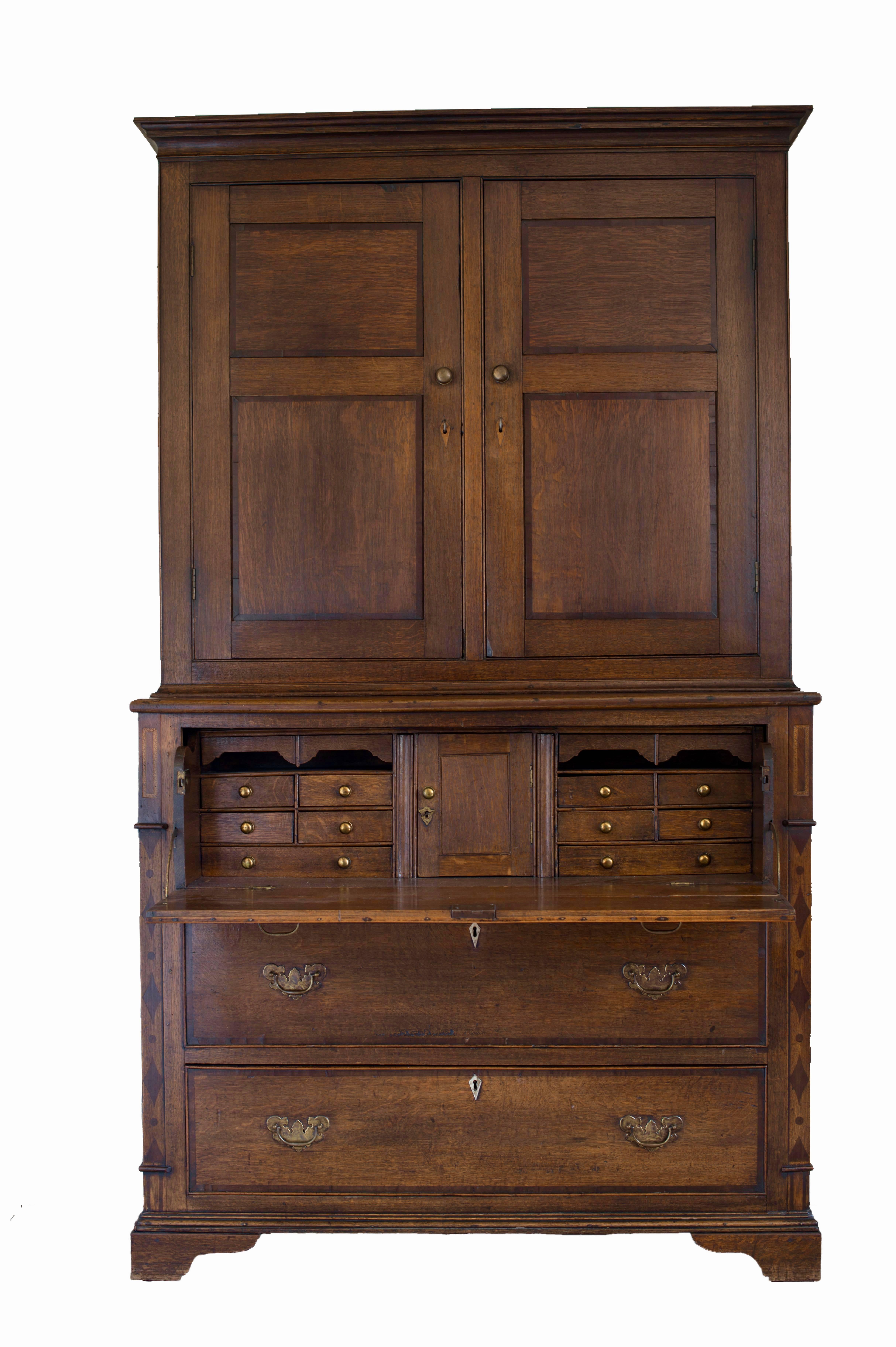 A English most practical and charming country bureau bookcase, patinated oak en mahogany banding, epoque George III, circa 1800.
The bureau bookcase does have blind doors with two panelled doors and bookshelves, the bureau with enclosed fitted