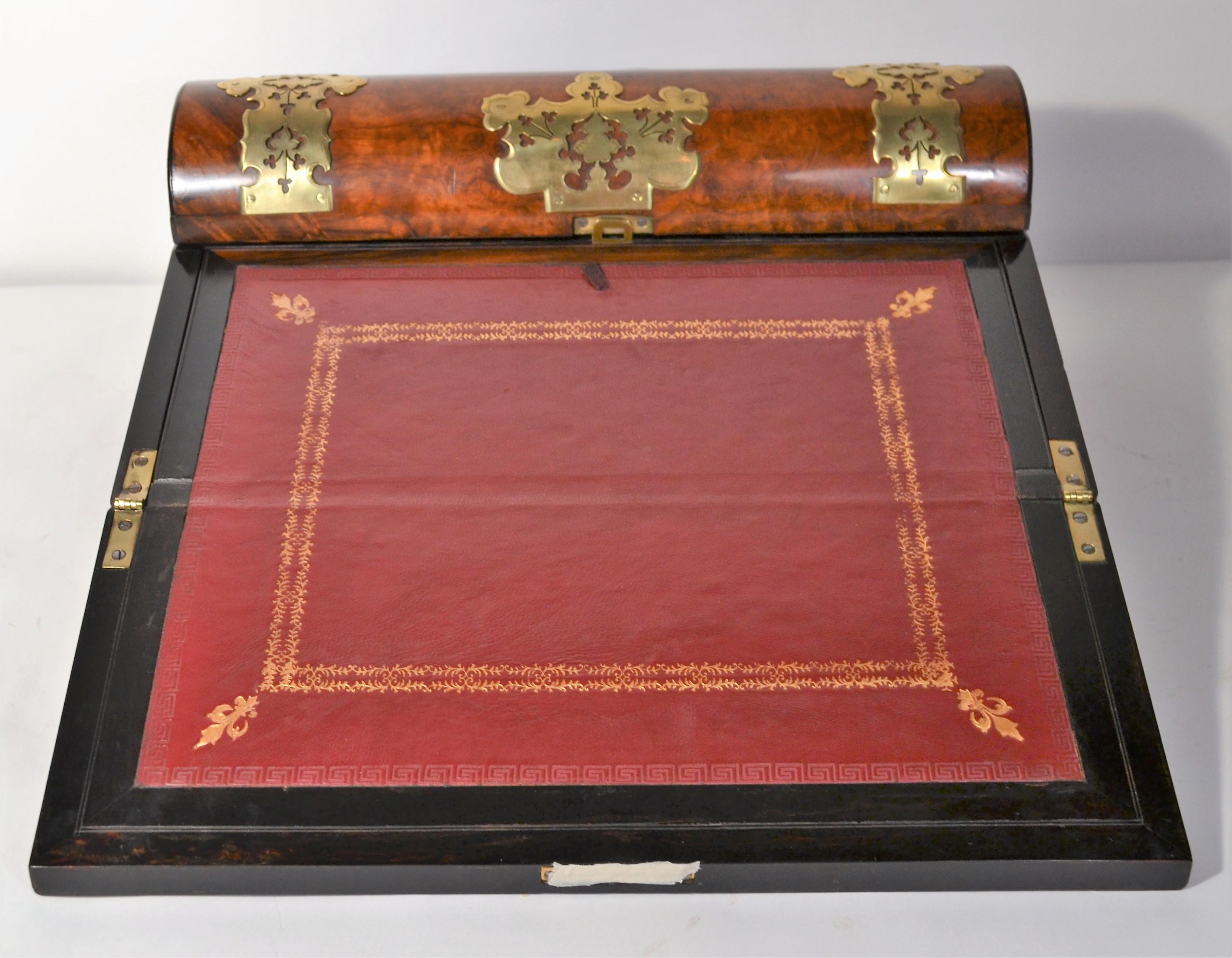 Anglais Ancien bureau de travail en ronce de noyer anglais, vers 1870