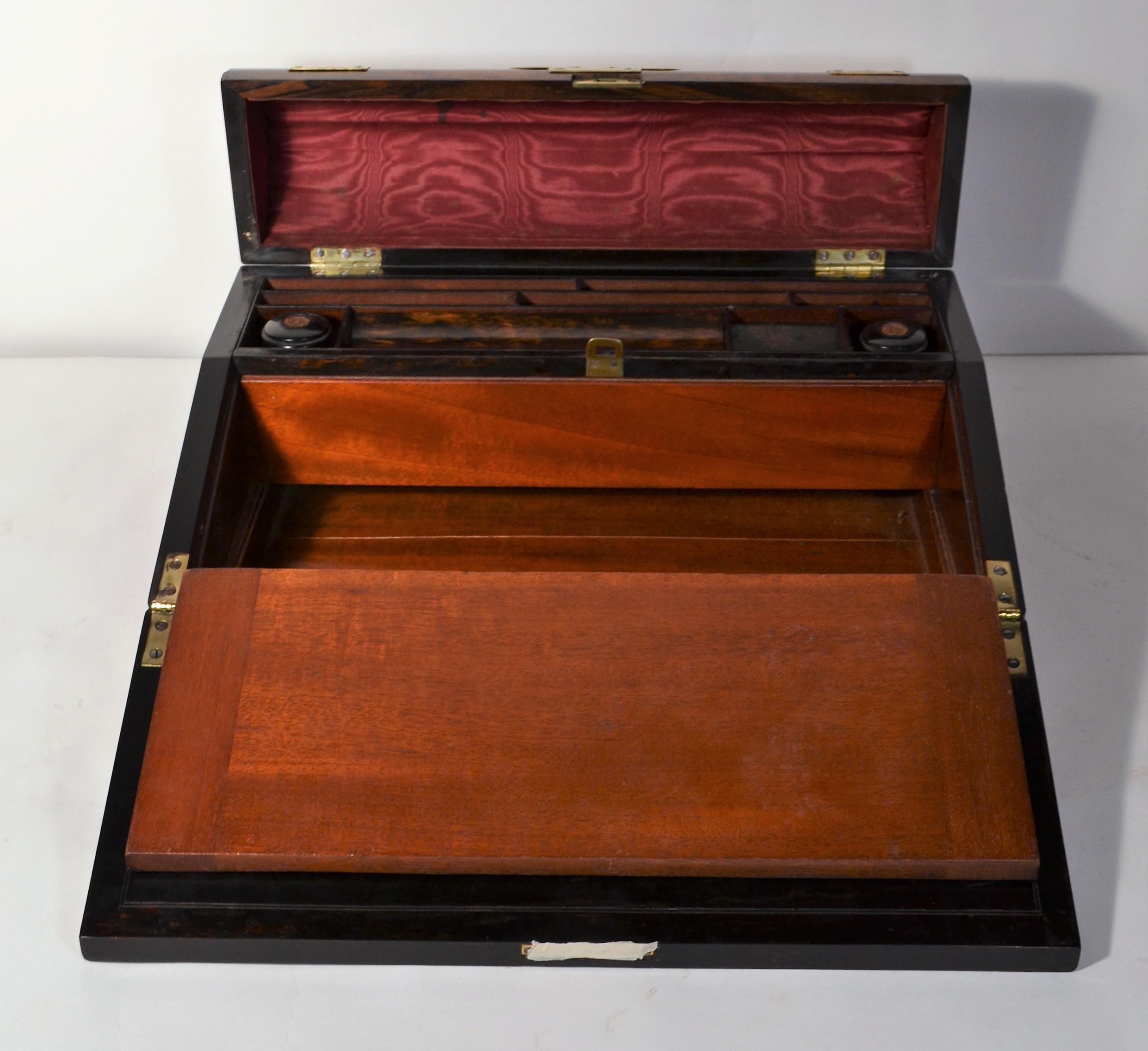 Ancien bureau de travail en ronce de noyer anglais, vers 1870 Bon état à New Orleans, LA