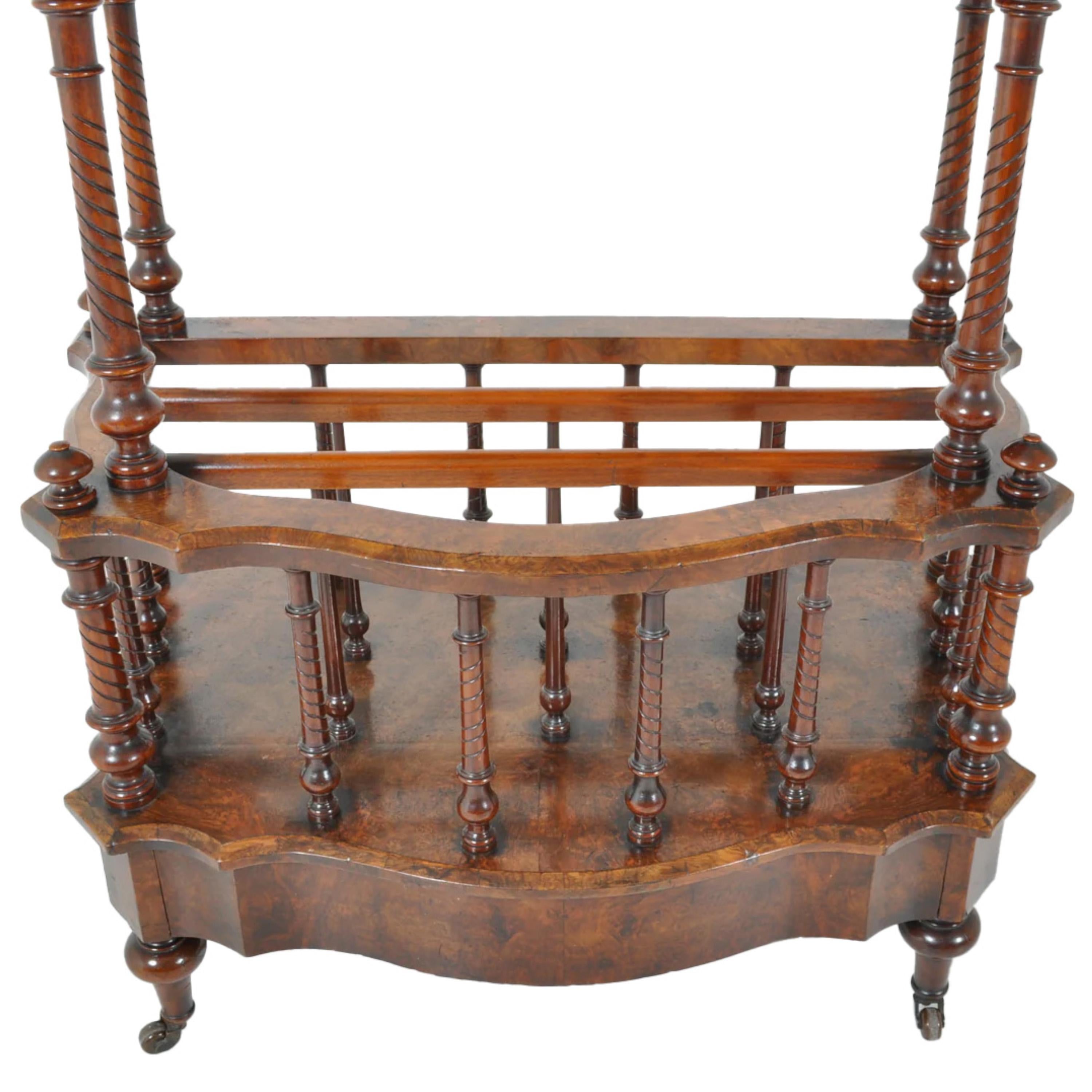 Tornito Antico legname inglese in radica di noce per la musica Canterbury Whatnot Etagere Stand 1880 in vendita