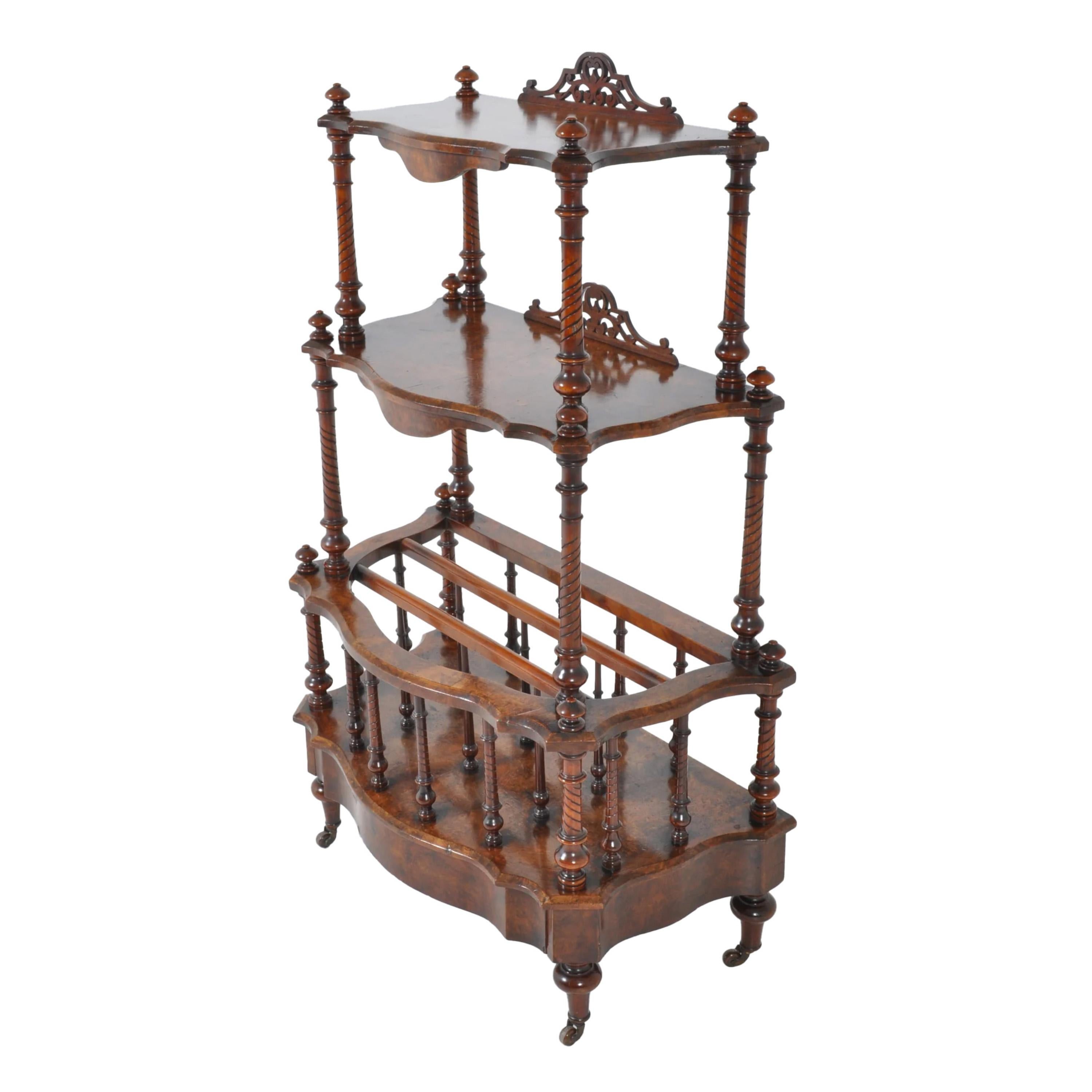 Un'antica etagere in legno di noce burlato per musica Canterbury, circa 1880. 
Questo Canterbury musicale della fine del XIX secolo ha un'alzata o un'etagere a due piani, con supporti a spirale torniti con terminali torniti e pannelli traforati a