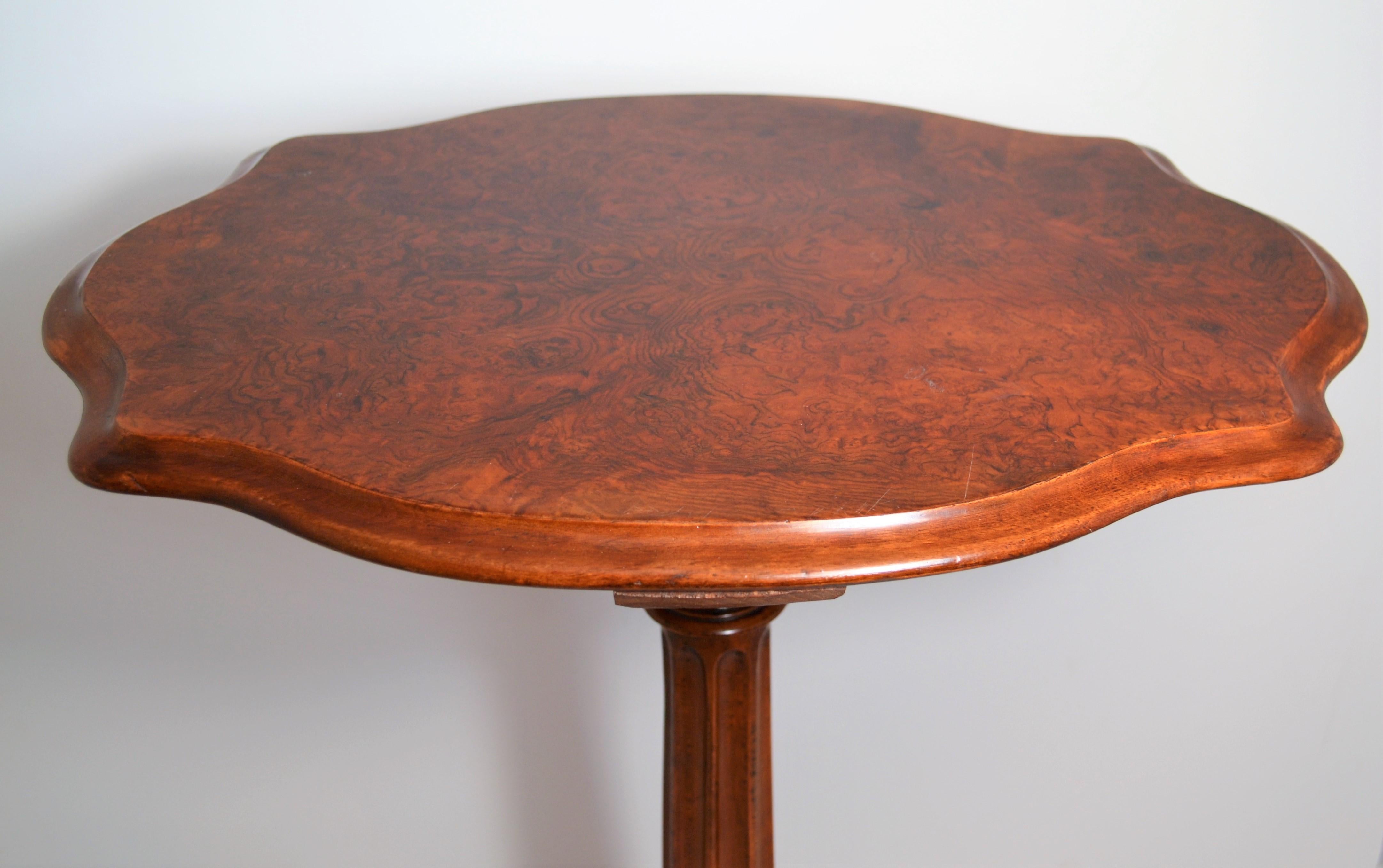 Les petites tables en ronce de noyer sont très attrayantes et agréables à regarder.