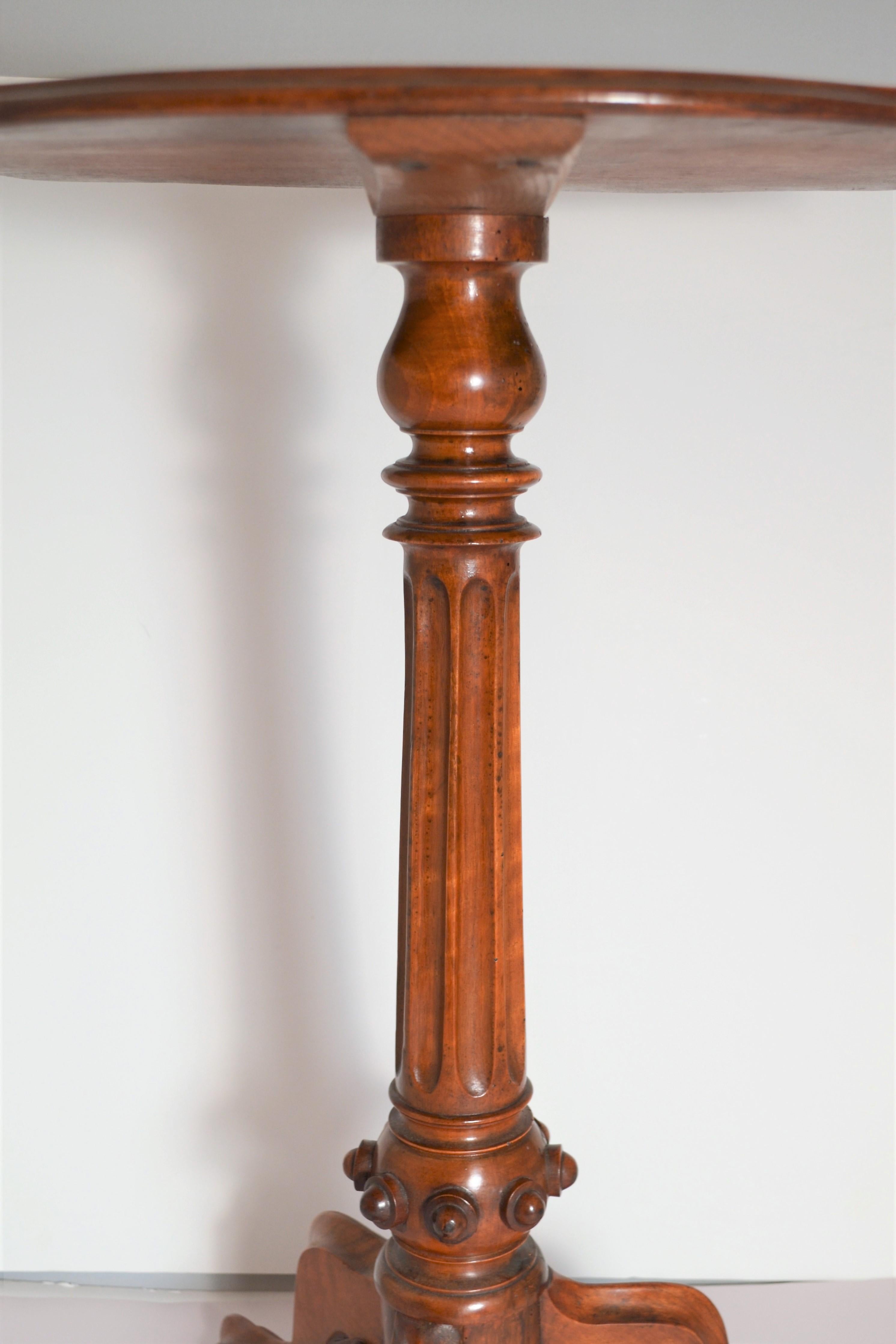 Anglais Ancienne table d'appoint anglaise en ronce de noyer en vente