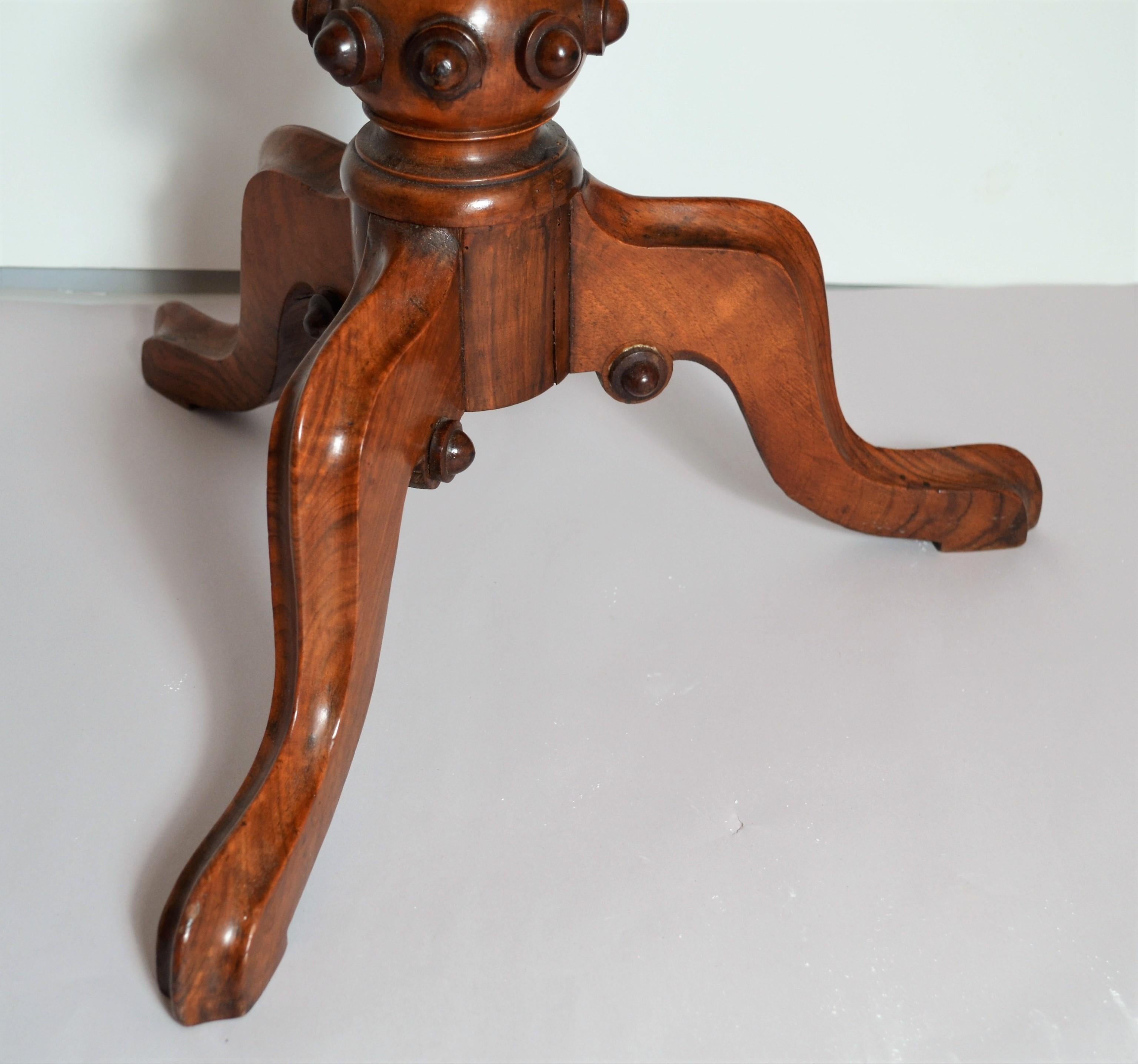 Ancienne table d'appoint anglaise en ronce de noyer Bon état - En vente à New Orleans, LA