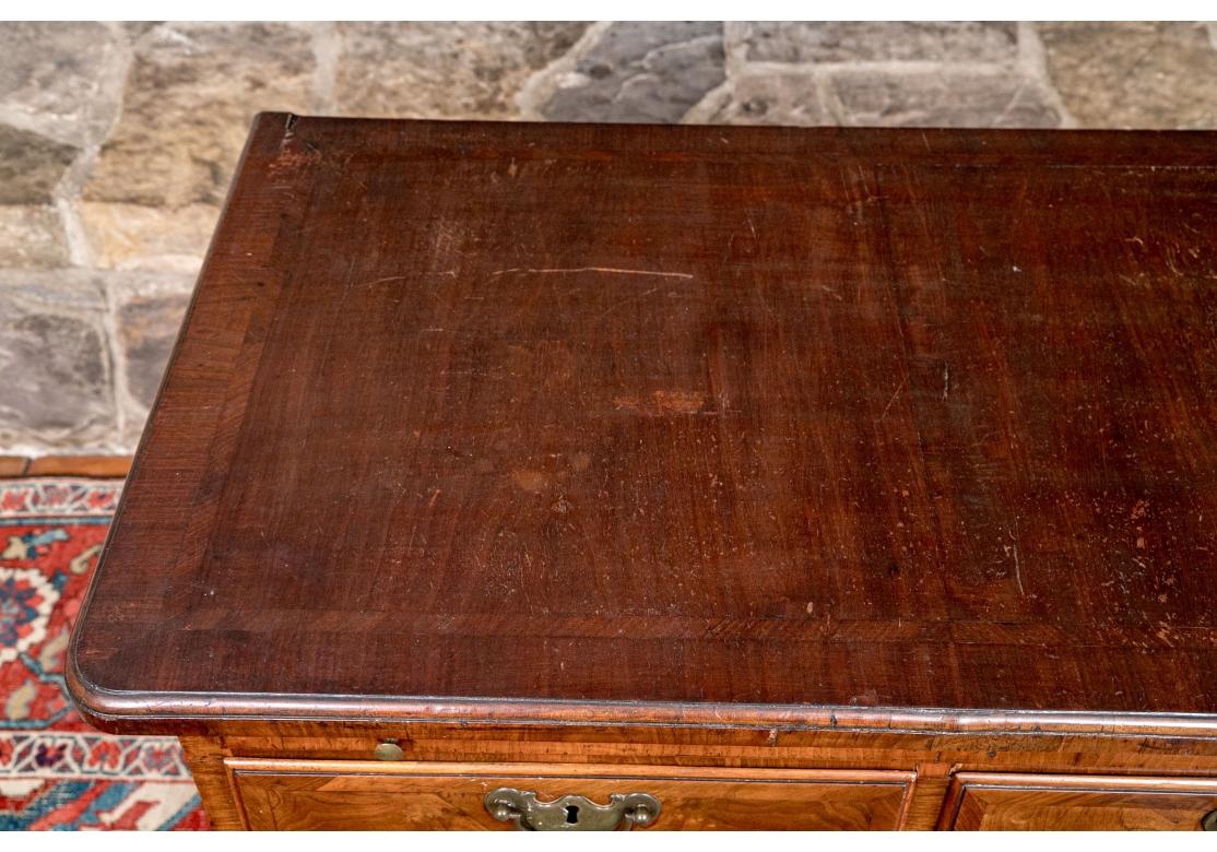 Ancienne commode de célibataire en ronce de noyer anglaise à deux corps en vente 8