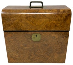 Antiguo Tántalo Inglés de Nogal Burilado y Cristal Tallado de 2 Botellas, Circa 1880.