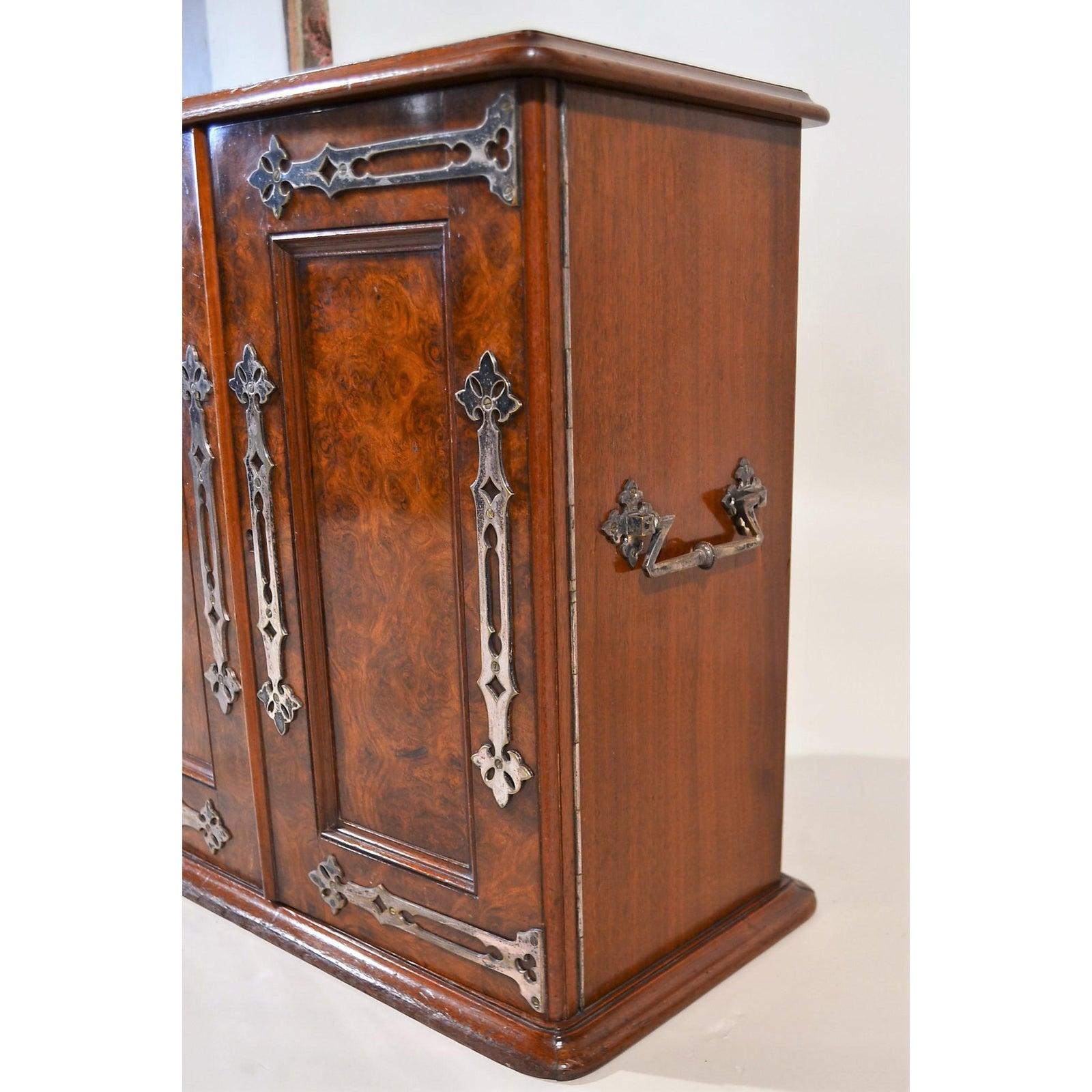 Antigua caja inglesa de nogal burilado, hacia 1860 en Bueno estado para la venta en New Orleans, LA