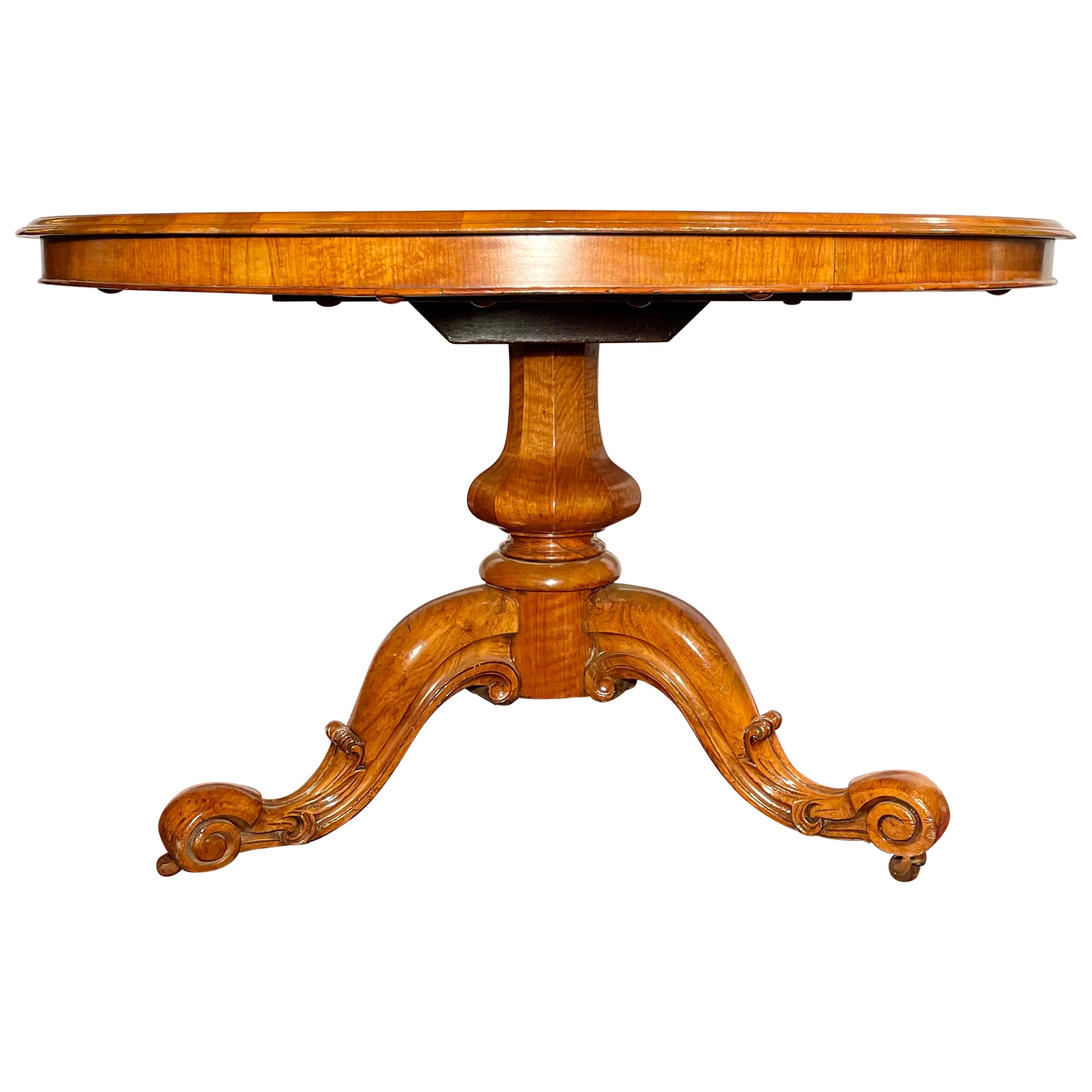 Antigua mesa central inglesa de nogal burilado circa 1870