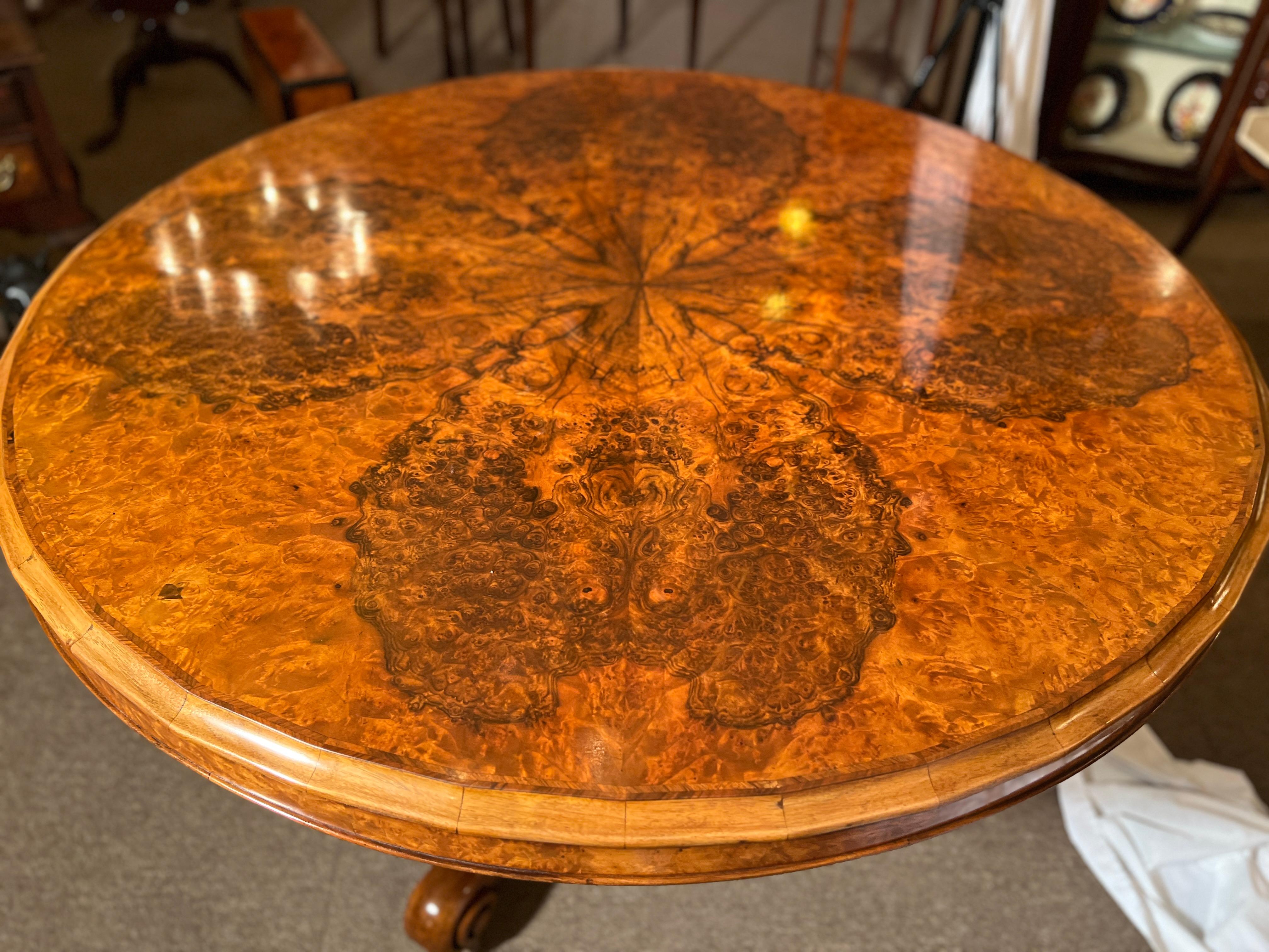 Antique English Burled Walnut Center Table, Circa 1890's. In Good Condition For Sale In New Orleans, LA