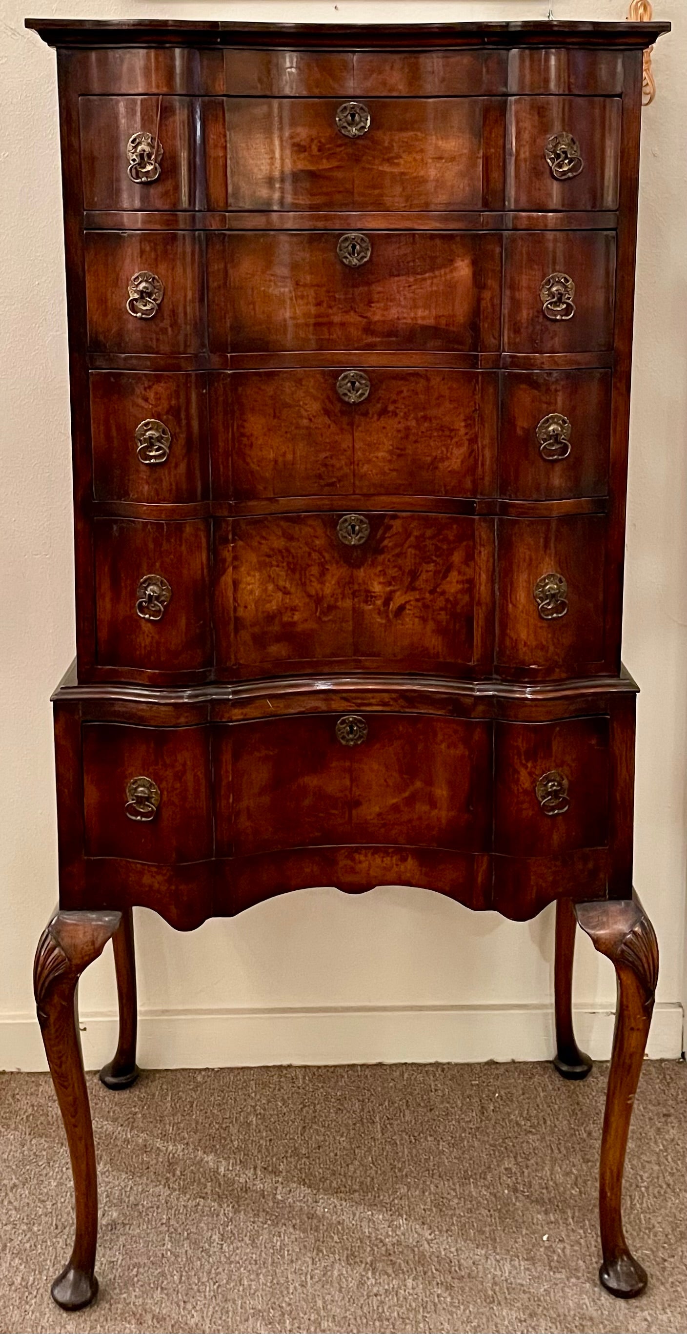 Edoardiano Antica cassapanca inglese in legno di noce burlato con piedistallo, CIRCA 1900. in vendita