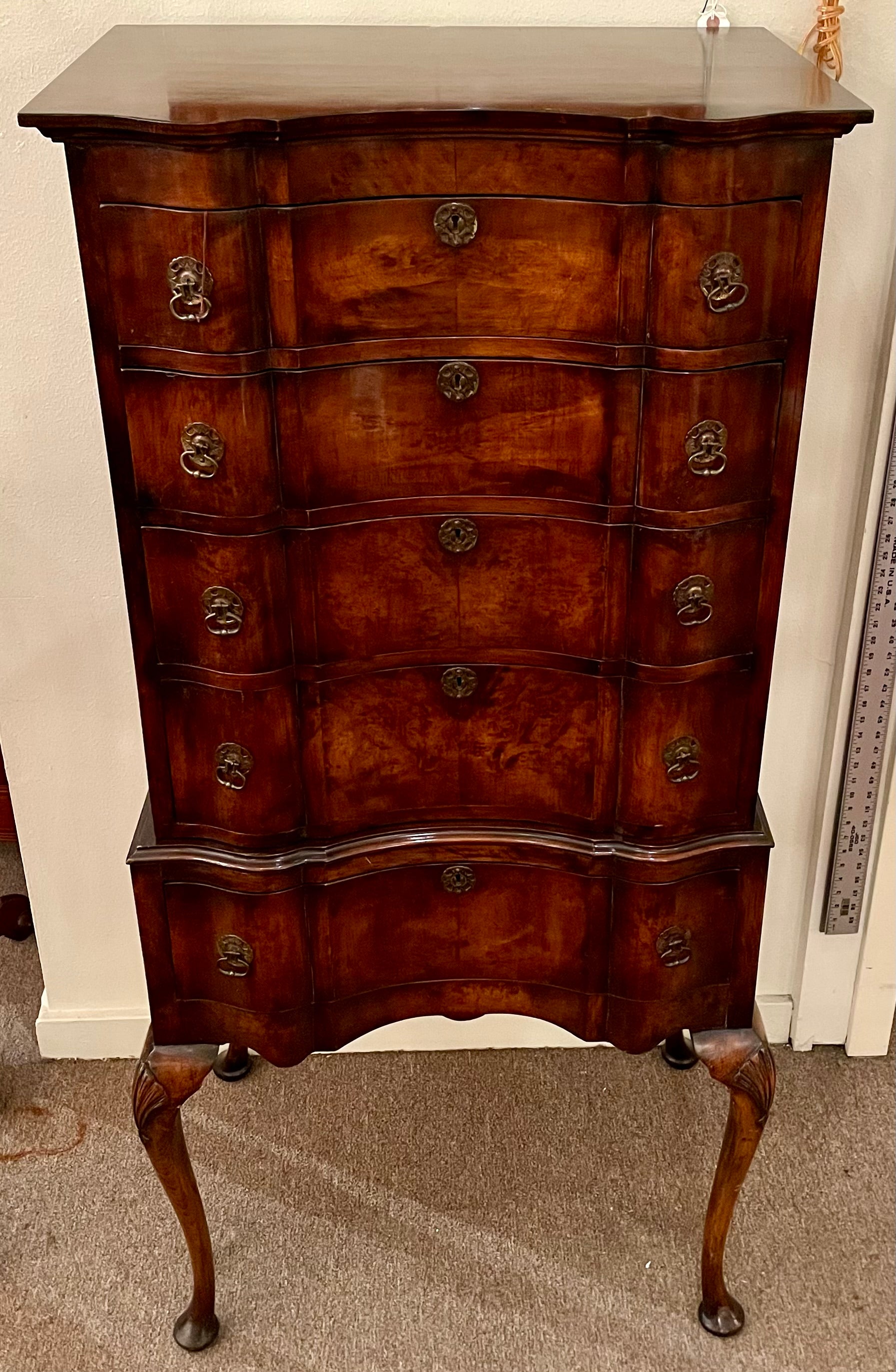 Inglese Antica cassapanca inglese in legno di noce burlato con piedistallo, CIRCA 1900. in vendita
