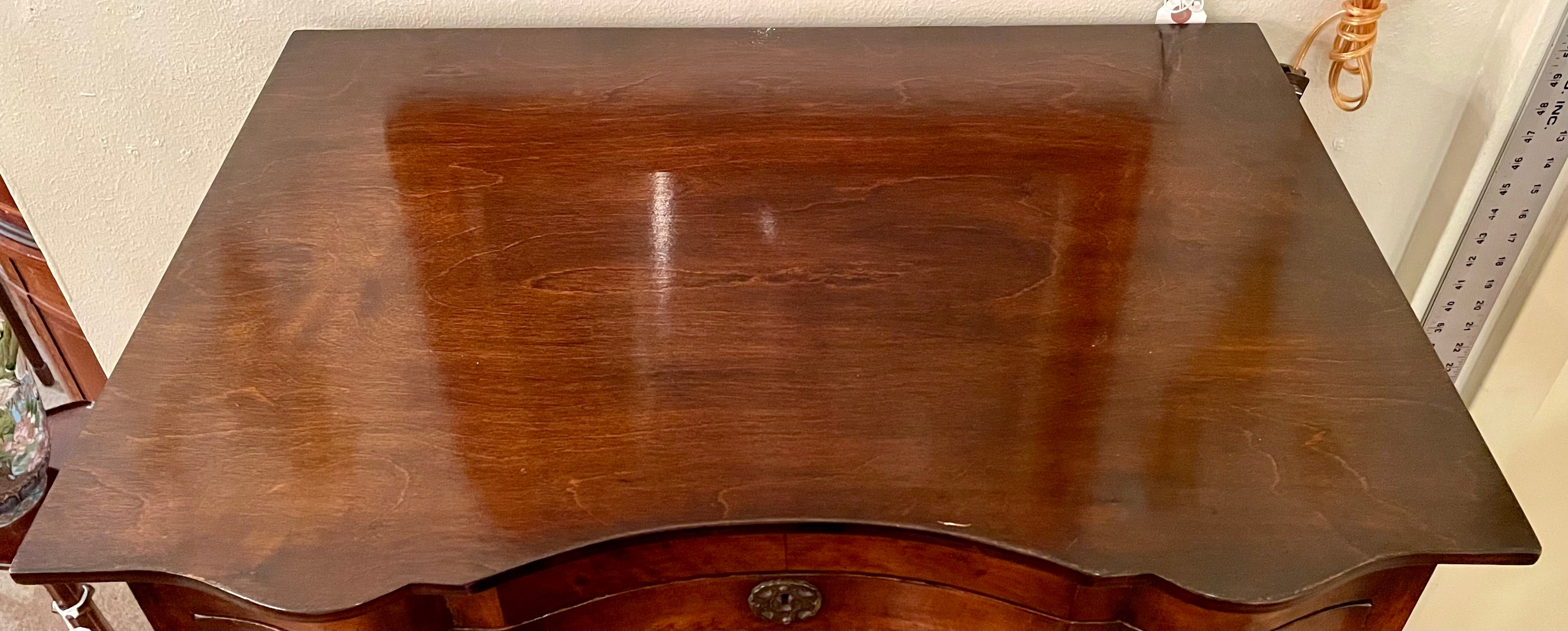 Antica cassapanca inglese in legno di noce burlato con piedistallo, CIRCA 1900. In condizioni buone in vendita a New Orleans, LA