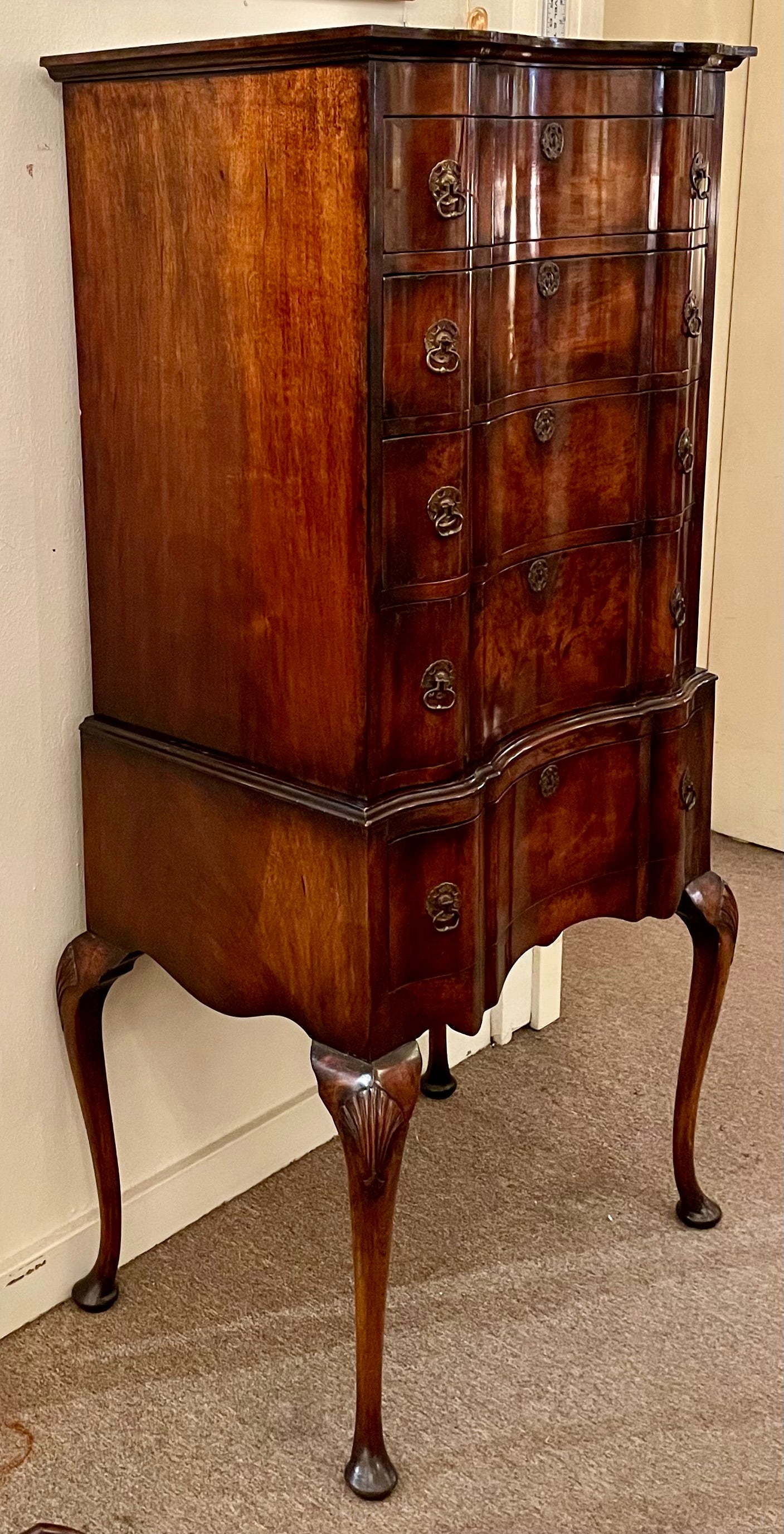 XX secolo Antica cassapanca inglese in legno di noce burlato con piedistallo, CIRCA 1900. in vendita
