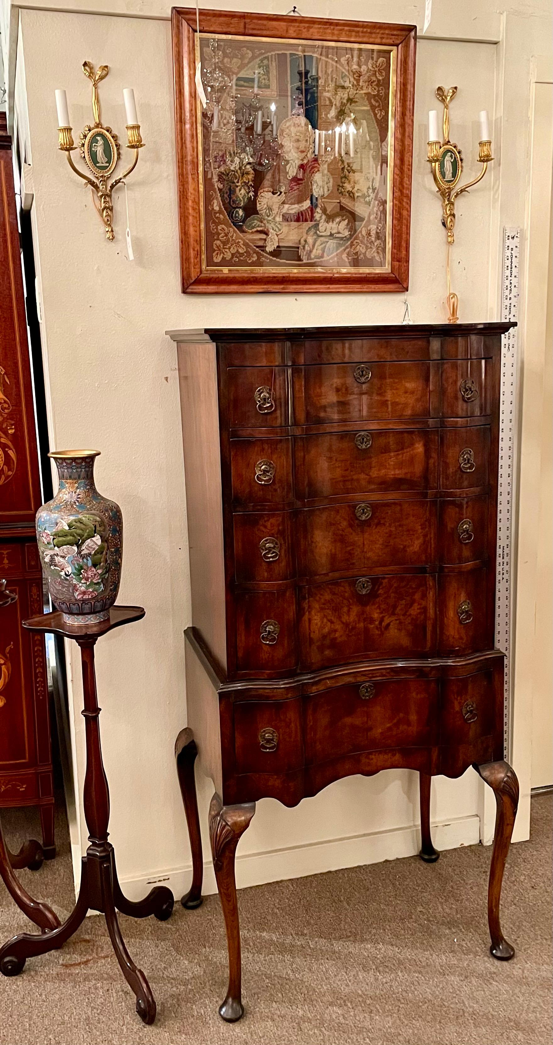 Noce Antica cassapanca inglese in legno di noce burlato con piedistallo, CIRCA 1900. in vendita