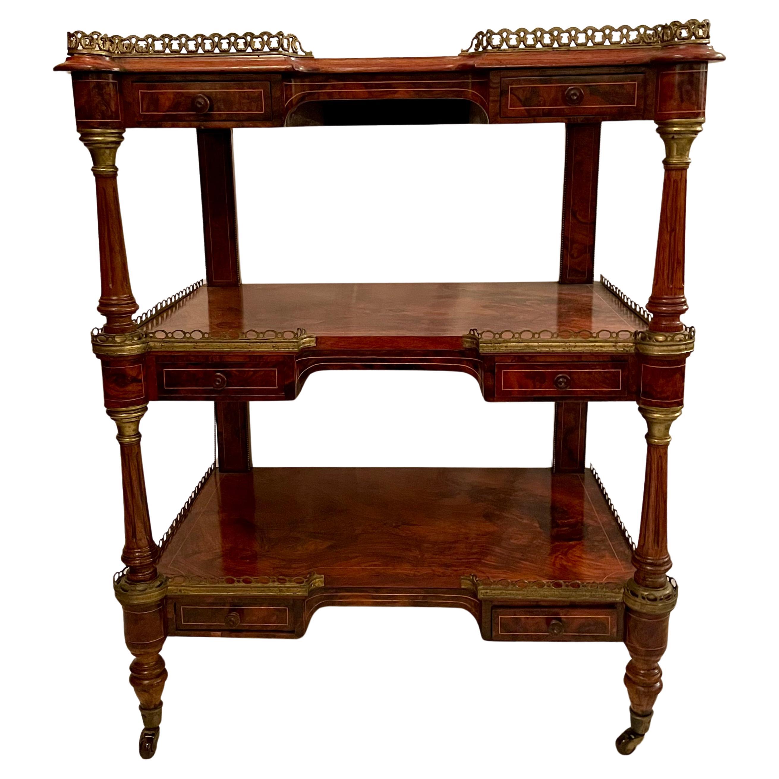 Antica credenza inglese in legno di noce, CIRCA 1870.
