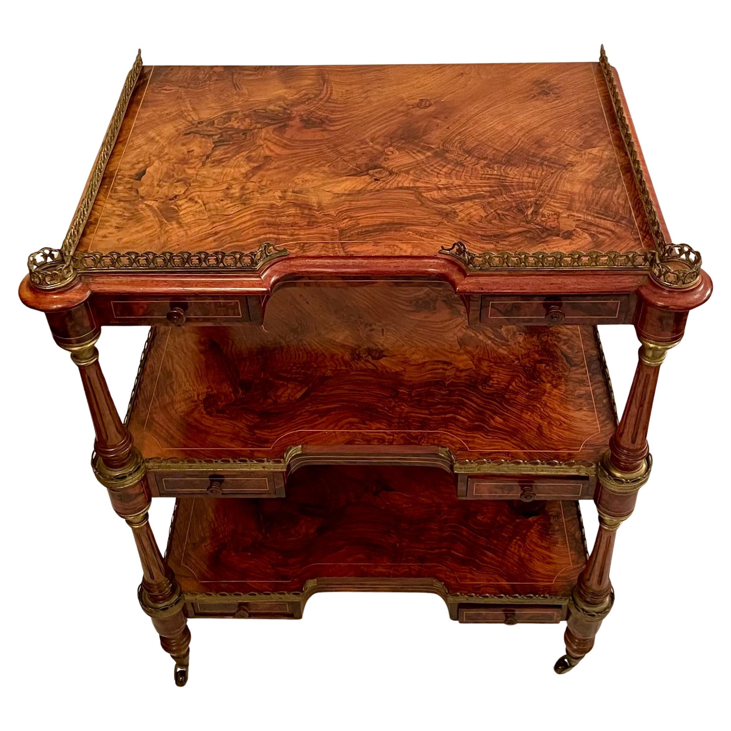Inglese Antica credenza inglese in legno di noce, CIRCA 1870. in vendita