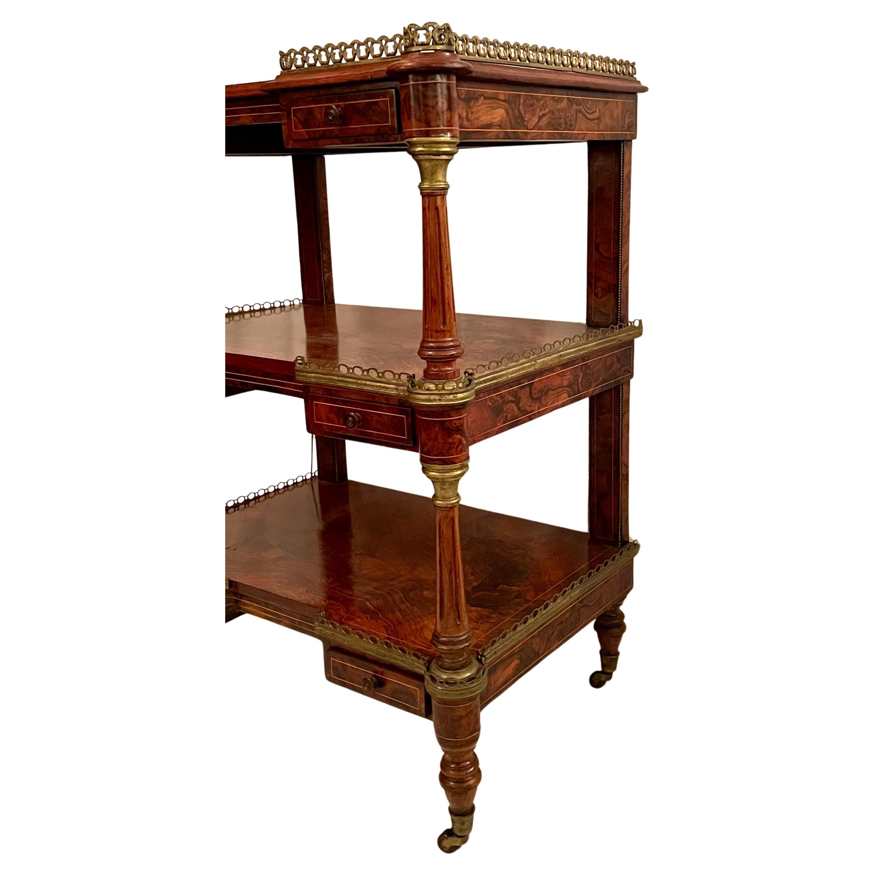 Antica credenza inglese in legno di noce, CIRCA 1870. In condizioni buone in vendita a New Orleans, LA