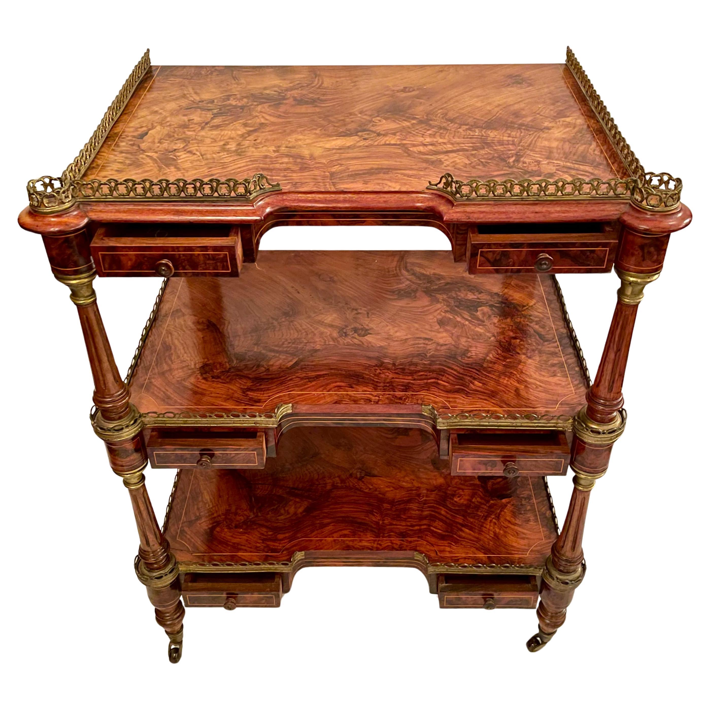 XIX secolo Antica credenza inglese in legno di noce, CIRCA 1870. in vendita