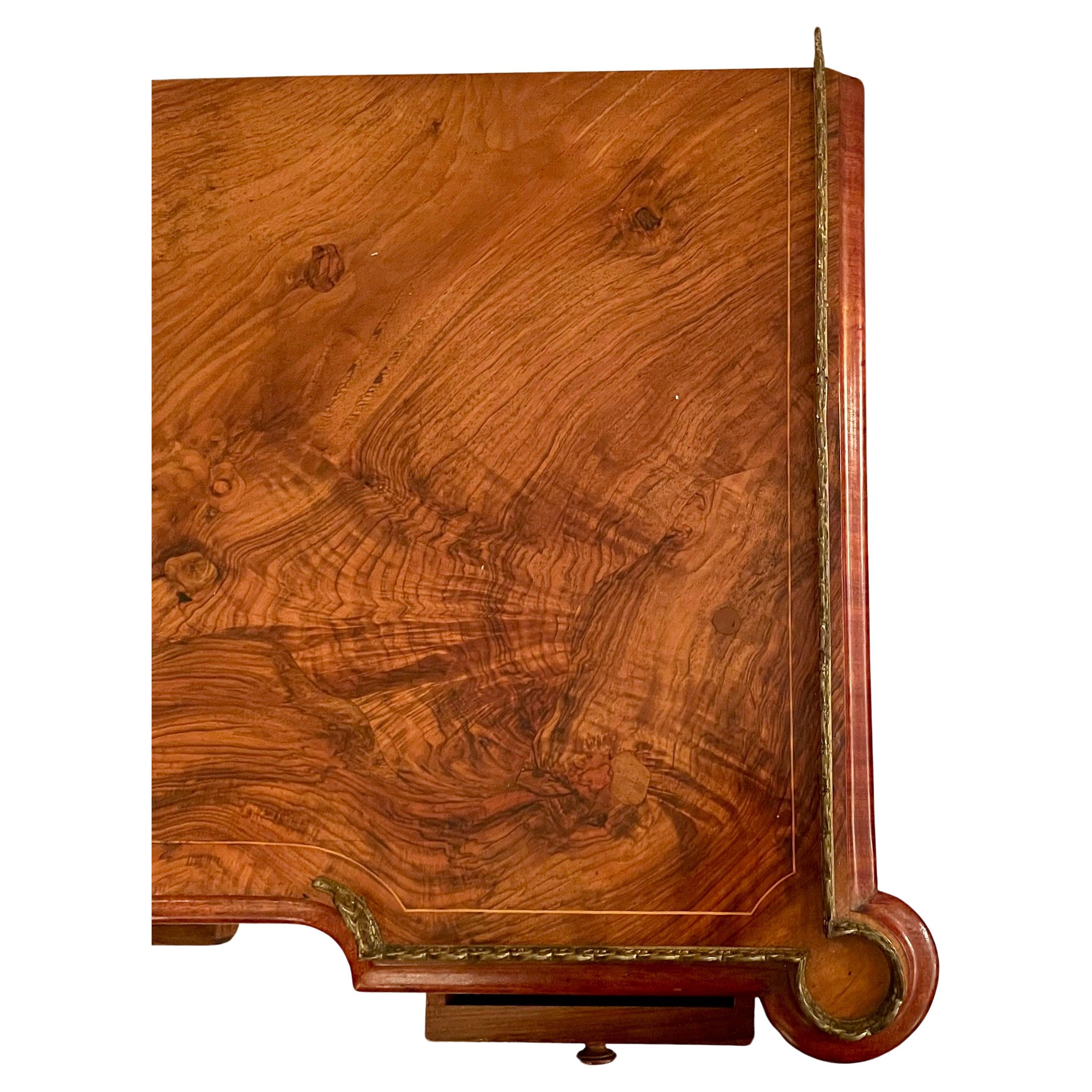 Noce Antica credenza inglese in legno di noce, CIRCA 1870. in vendita