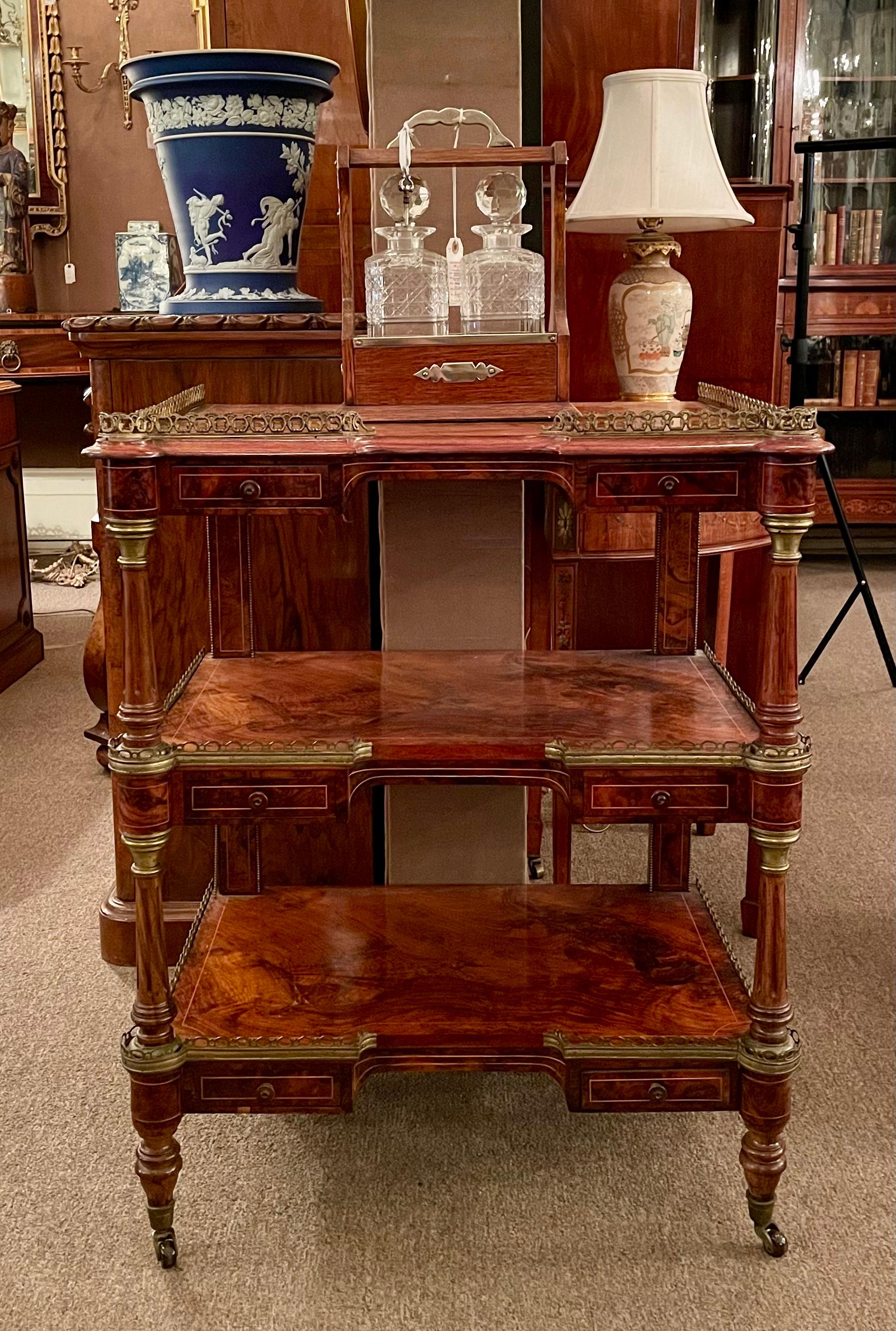 Antica credenza inglese in legno di noce, CIRCA 1870. in vendita 1