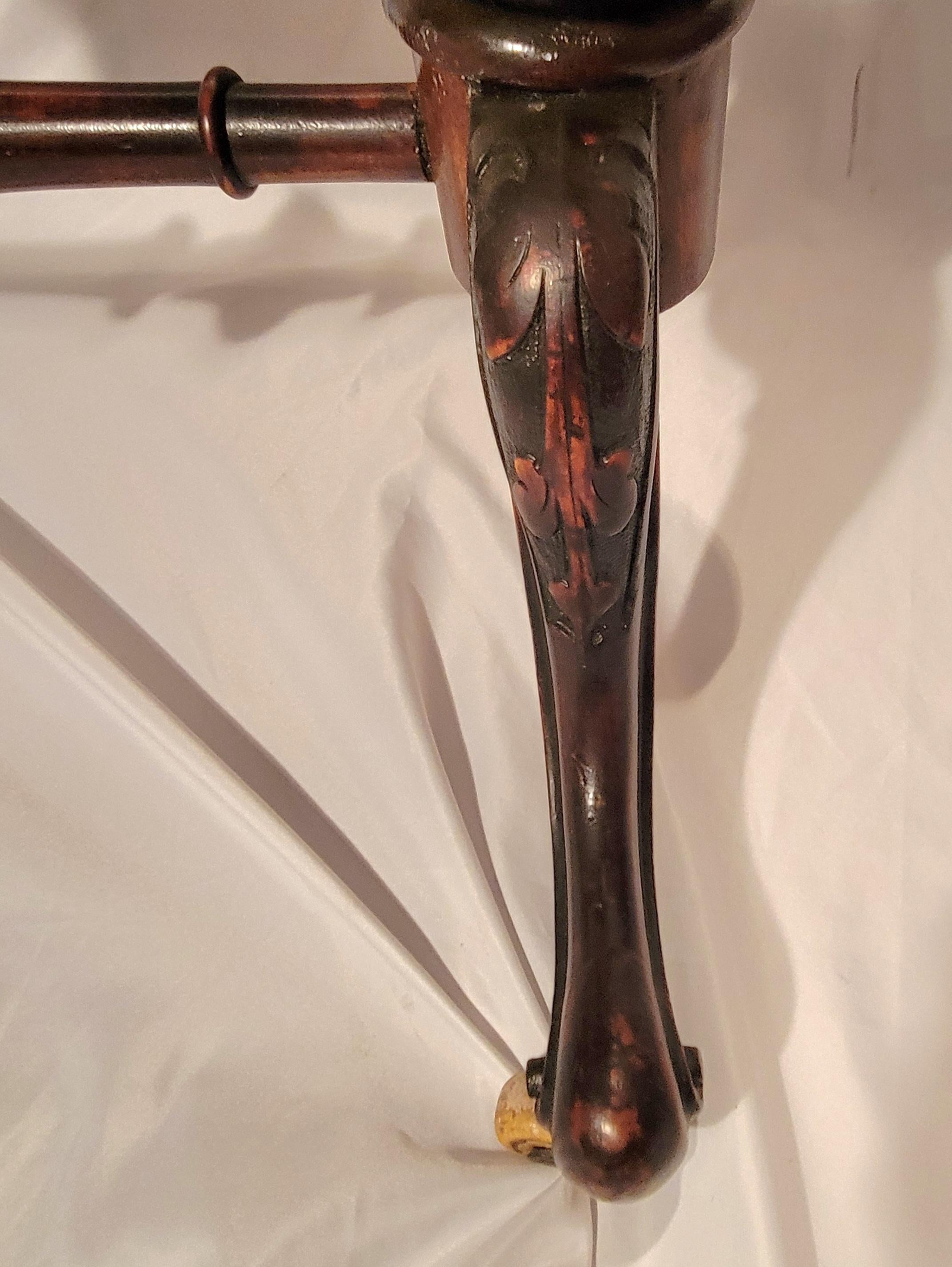 Ancienne table de jeu anglaise en noyer ronce et incrustation de bois exotique, Circa 1860-1870. en vente 4
