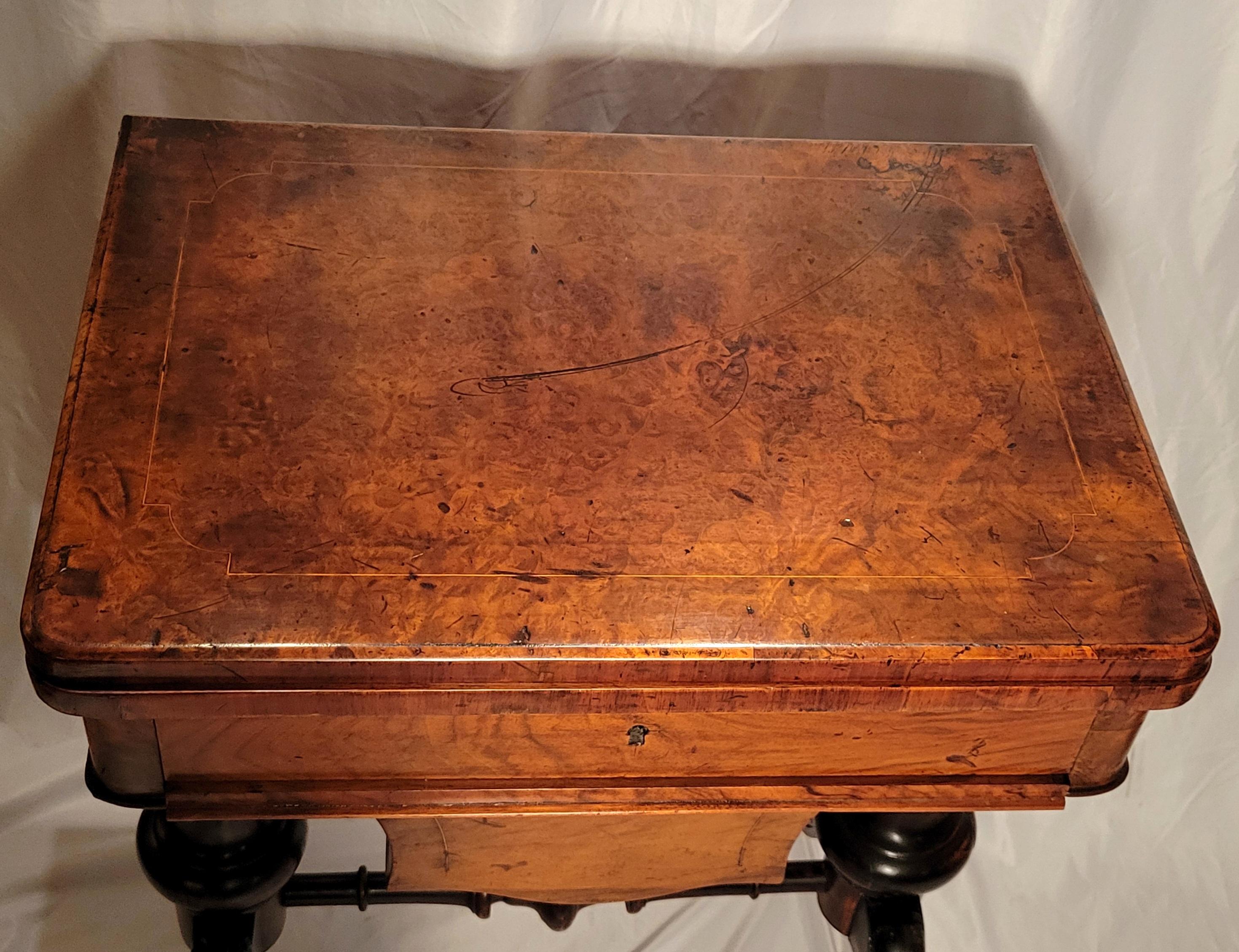 Ancienne table de jeux anglaise en noyer ronce et incrustations de bois exotique, vers 1860-1870.
Une très belle table de jeux ancienne.