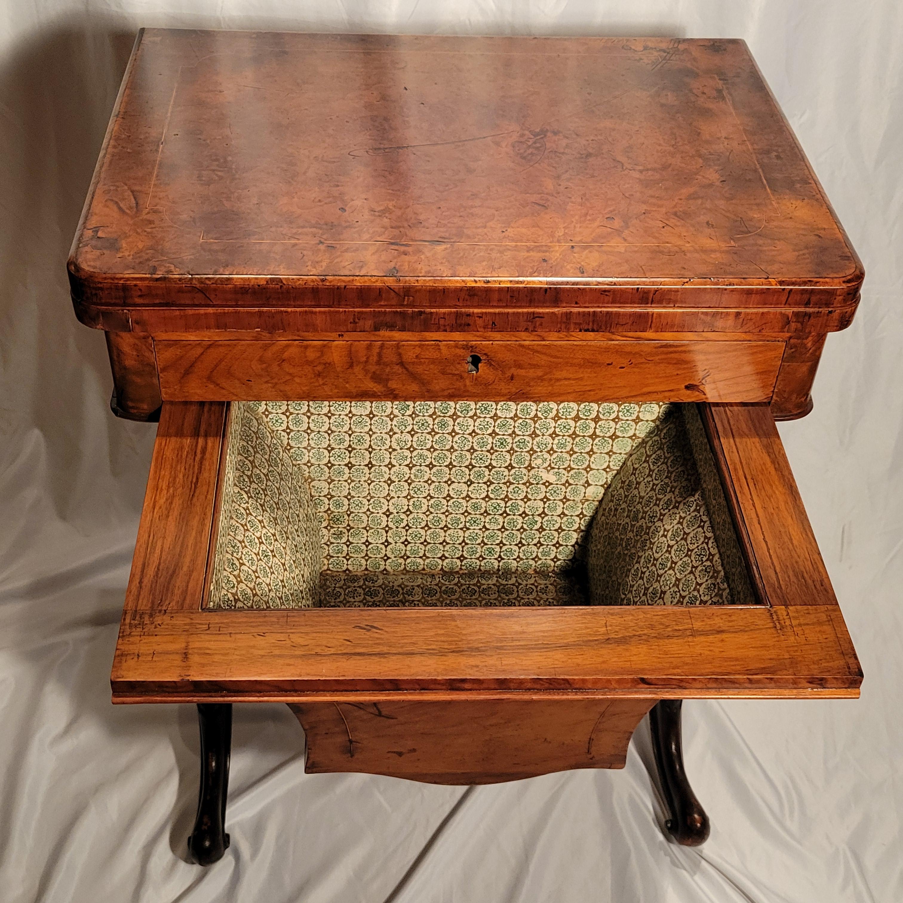 Anglais Ancienne table de jeu anglaise en noyer ronce et incrustation de bois exotique, Circa 1860-1870. en vente