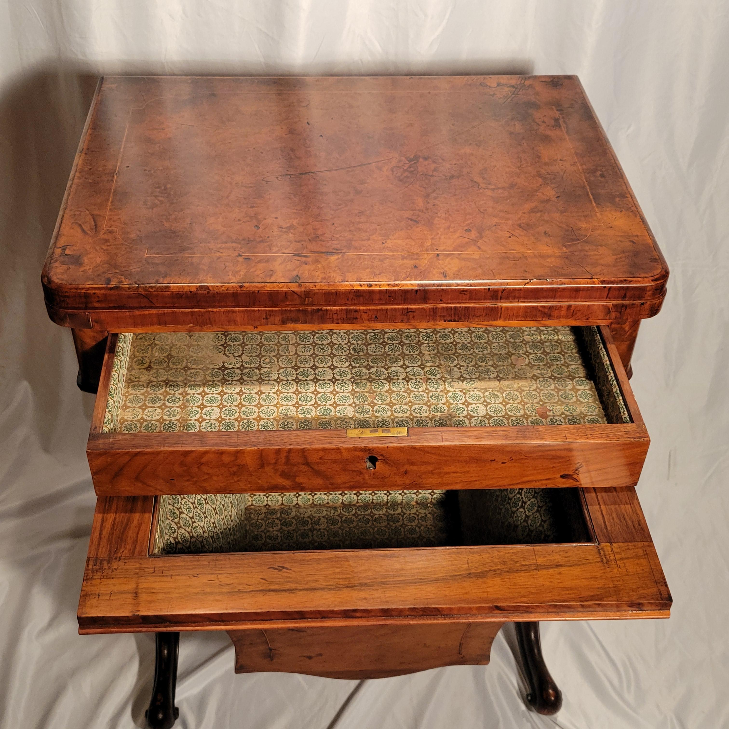 Ancienne table de jeu anglaise en noyer ronce et incrustation de bois exotique, Circa 1860-1870. Bon état - En vente à New Orleans, LA