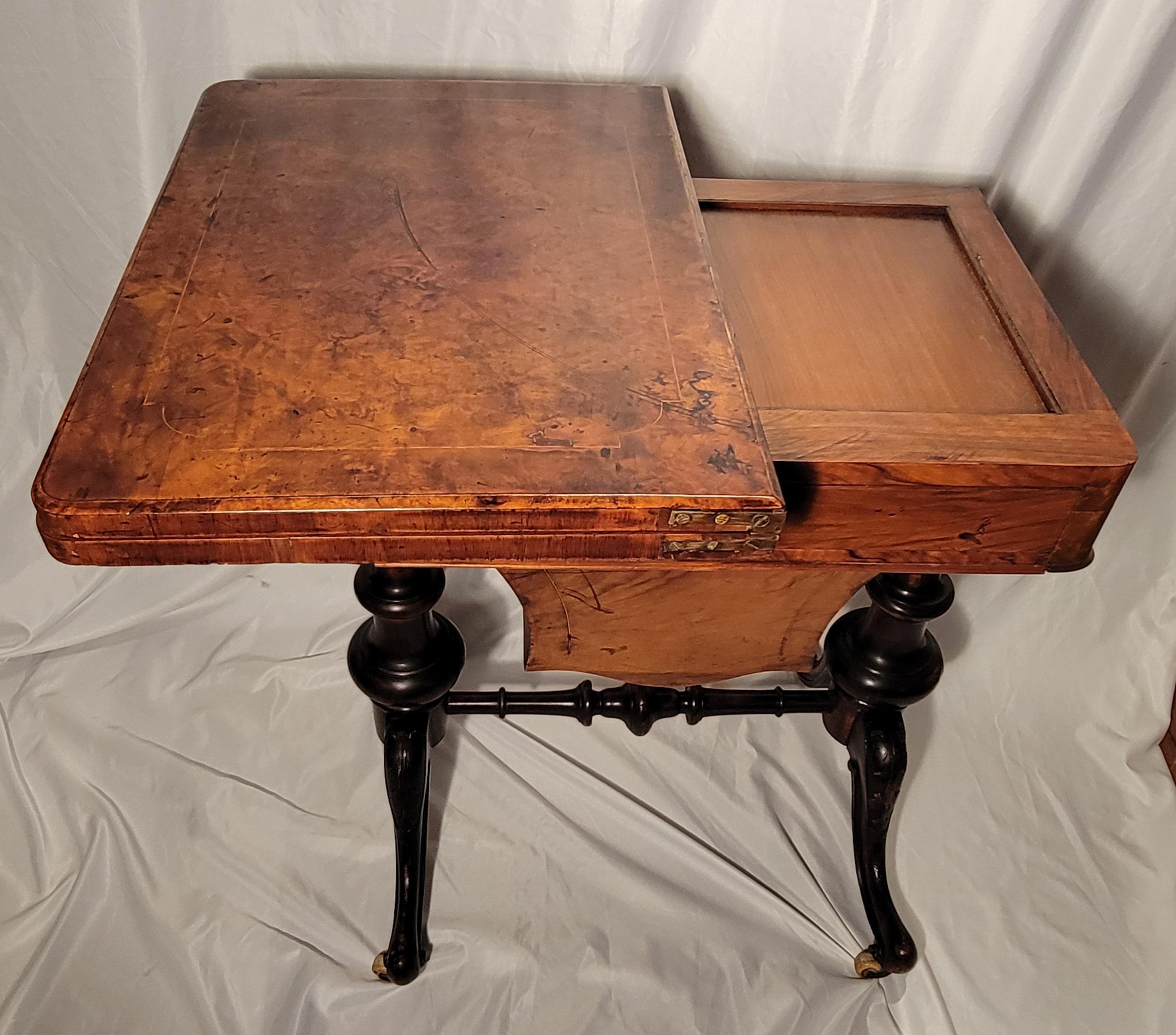 XIXe siècle Ancienne table de jeu anglaise en noyer ronce et incrustation de bois exotique, Circa 1860-1870. en vente