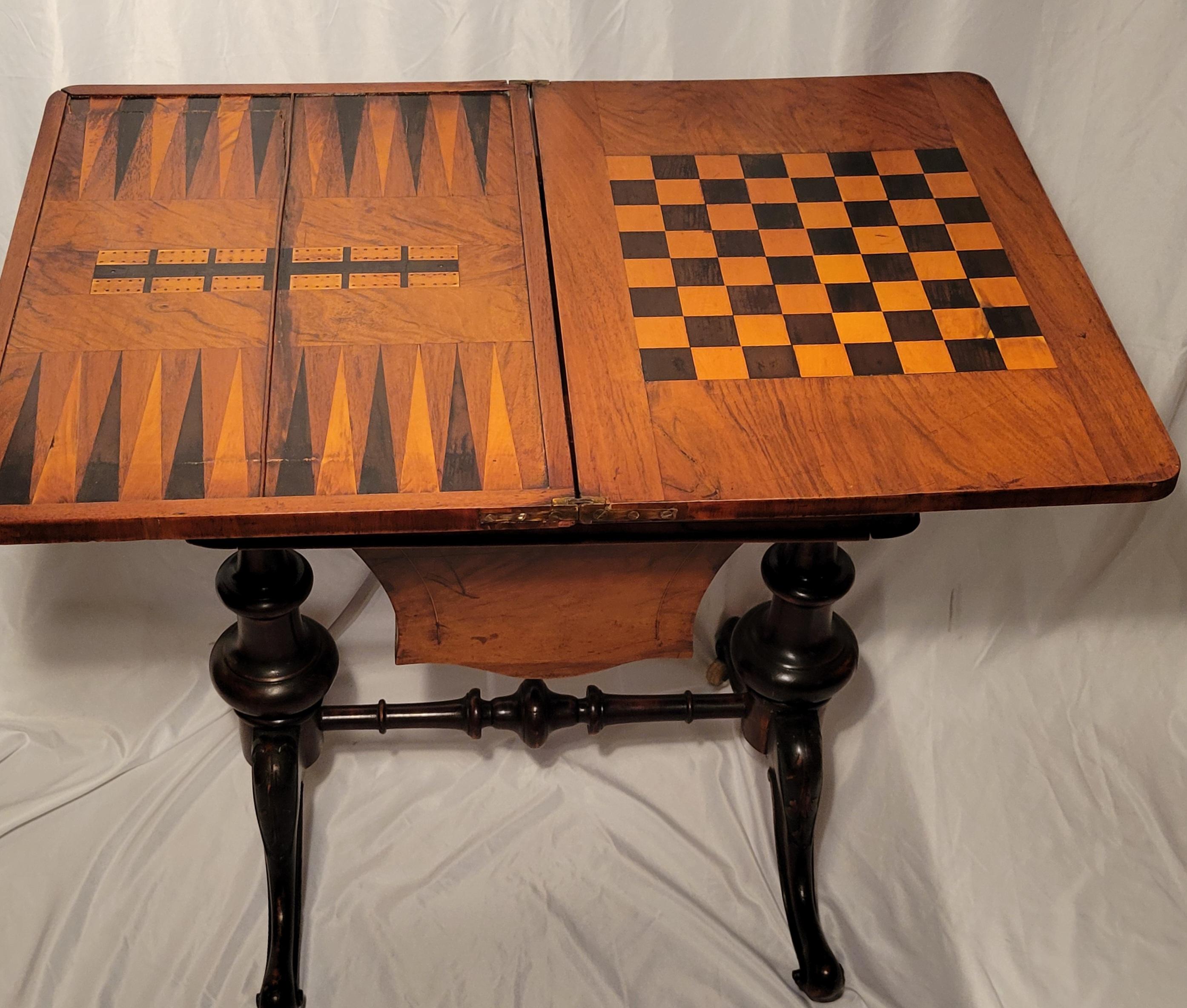 Érable Ancienne table de jeu anglaise en noyer ronce et incrustation de bois exotique, Circa 1860-1870. en vente