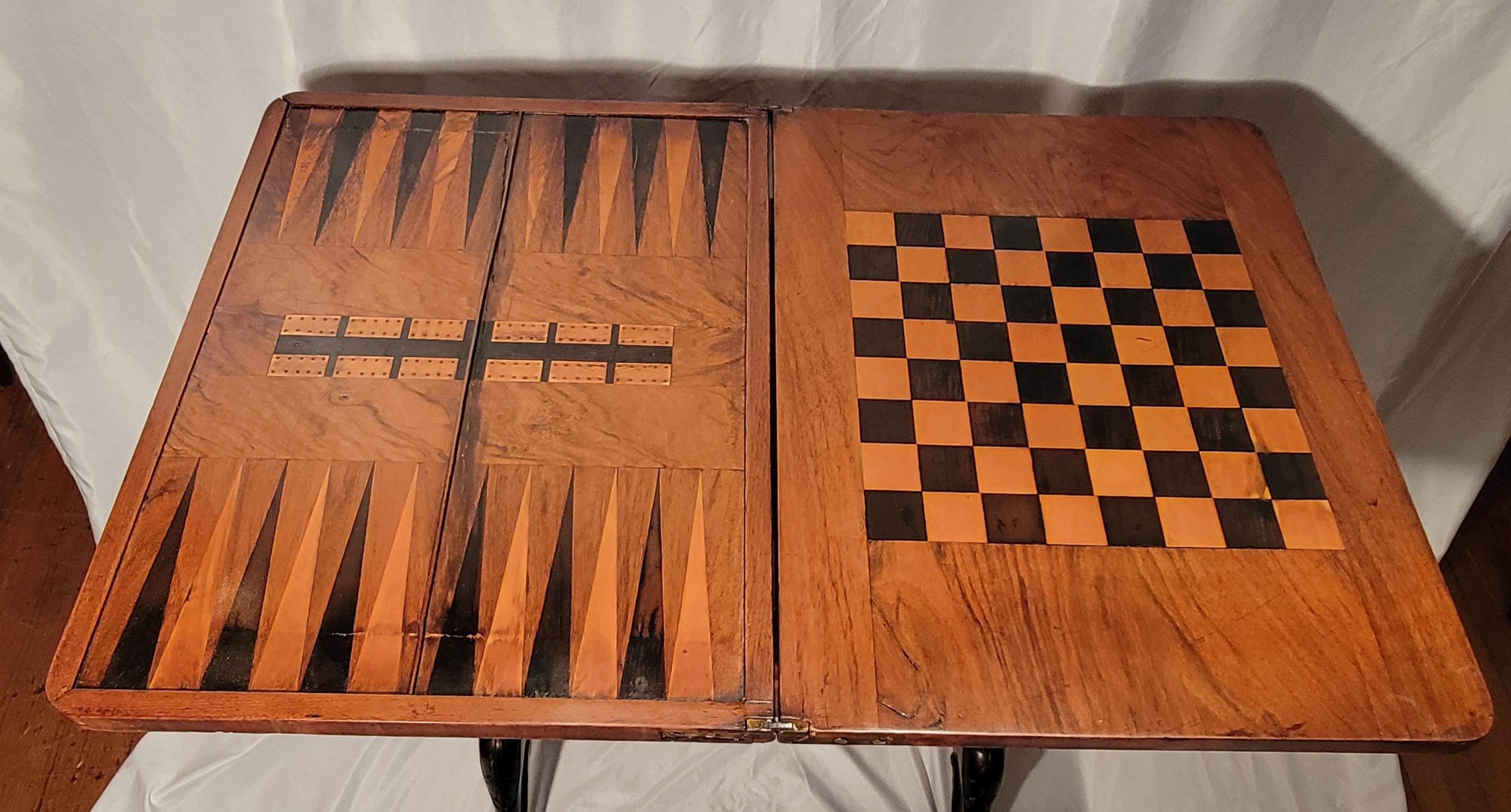 Ancienne table de jeu anglaise en noyer ronce et incrustation de bois exotique, Circa 1860-1870. en vente 1