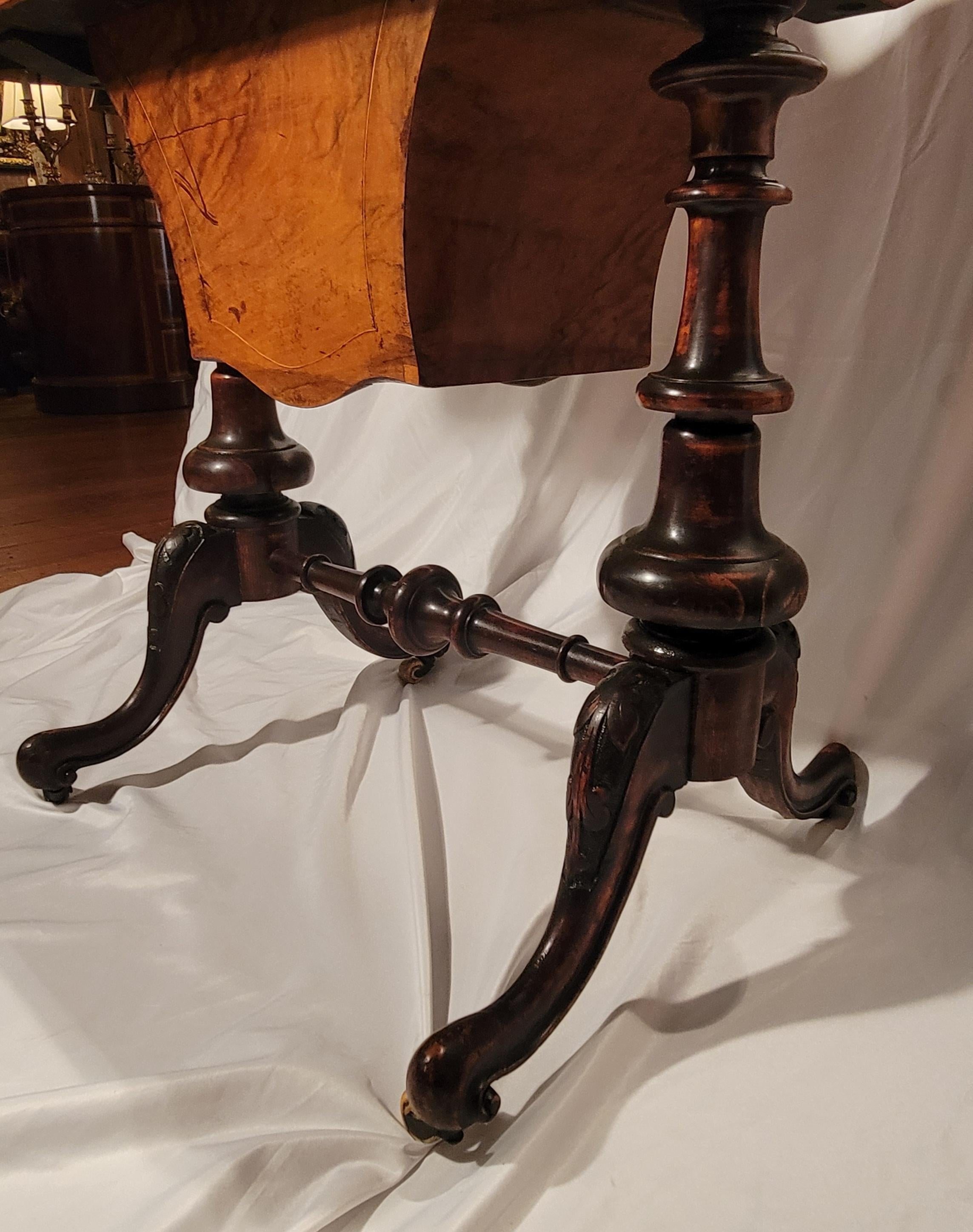 Ancienne table de jeu anglaise en noyer ronce et incrustation de bois exotique, Circa 1860-1870. en vente 2