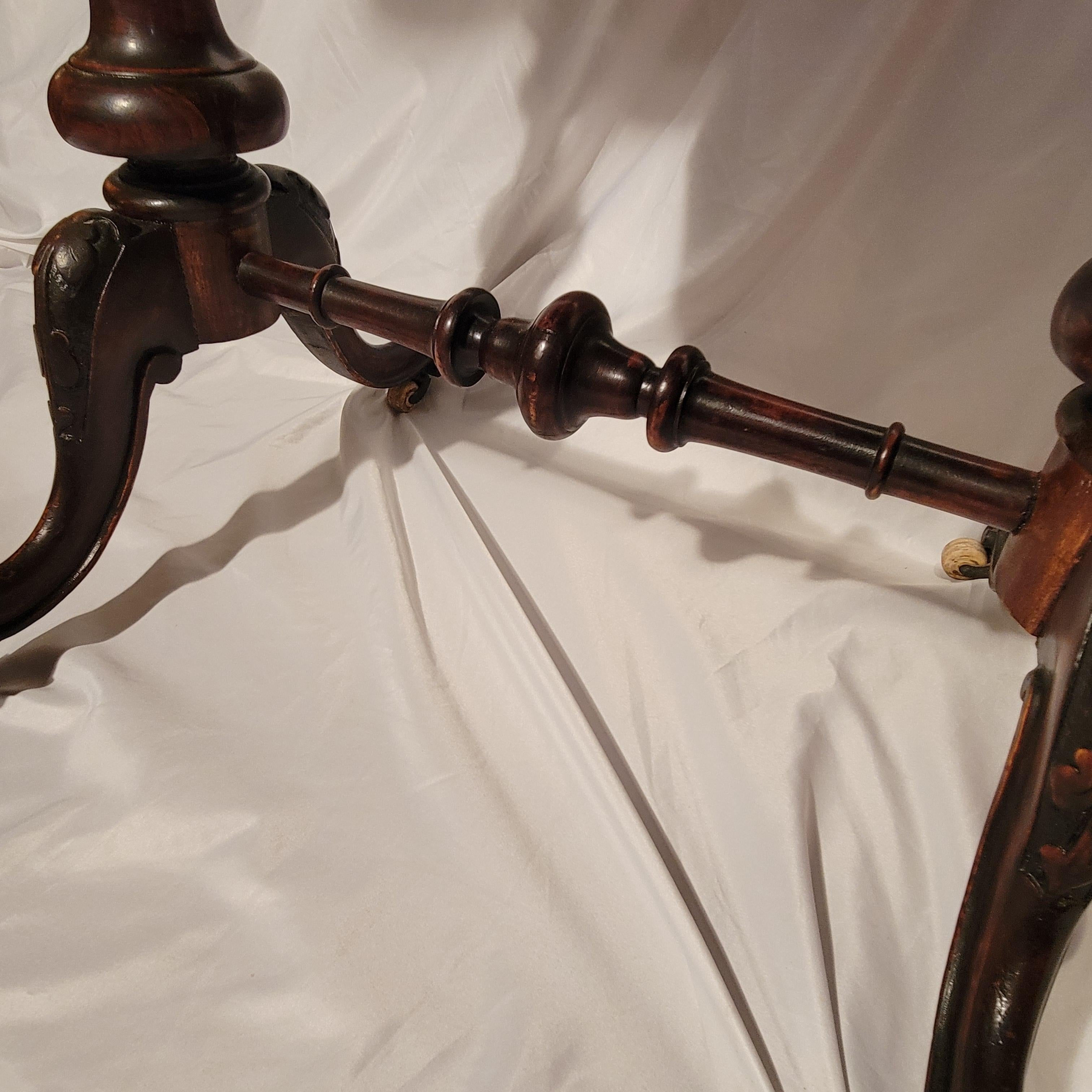 Ancienne table de jeu anglaise en noyer ronce et incrustation de bois exotique, Circa 1860-1870. en vente 3