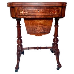 Antico tavolo da gioco inglese in noce burlato con intarsi in legno esotico, circa 1880.