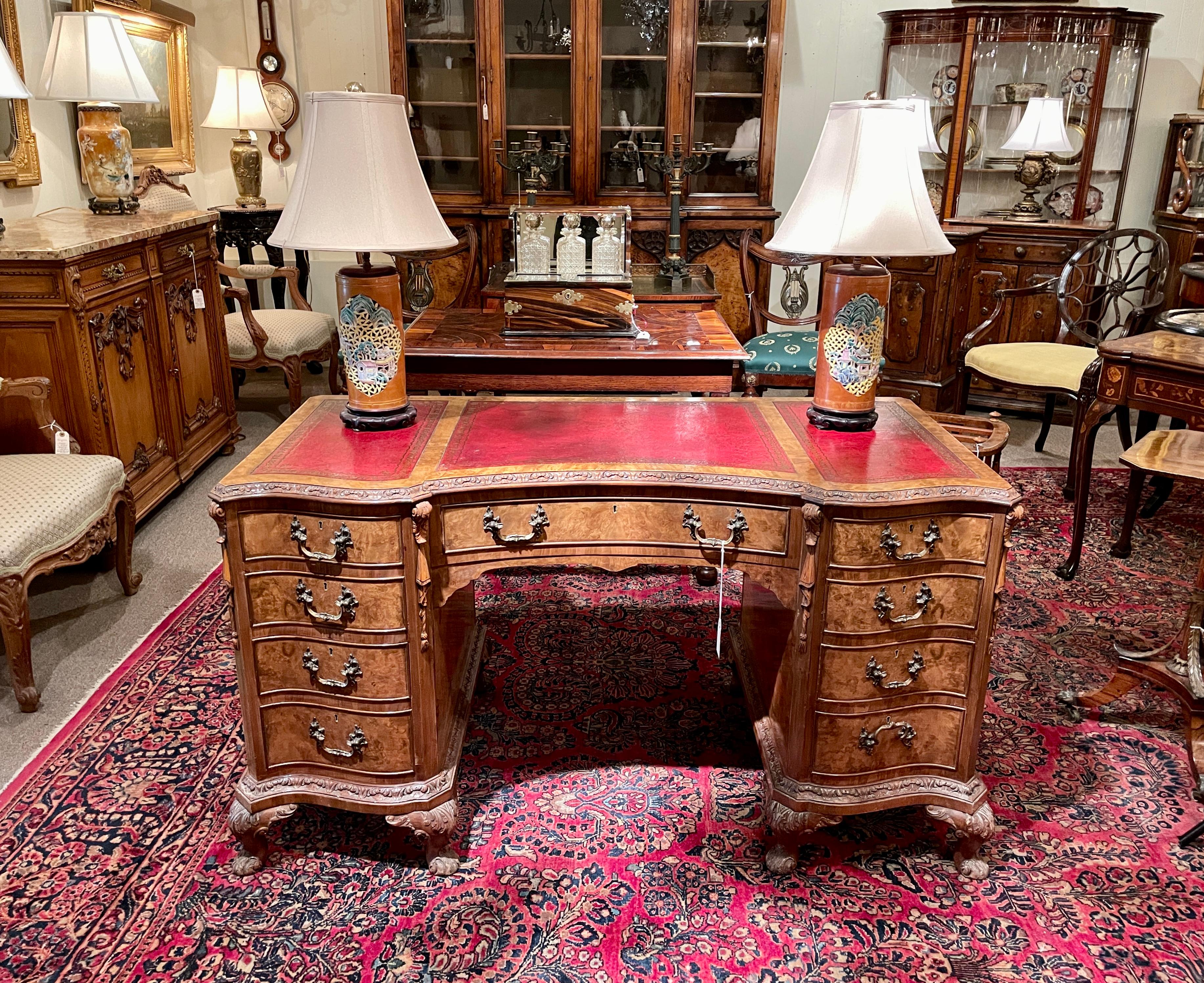 Bureau anglais ancien en ronce de noyer avec dessus en cuir, datant d'environ 1900 en vente 4