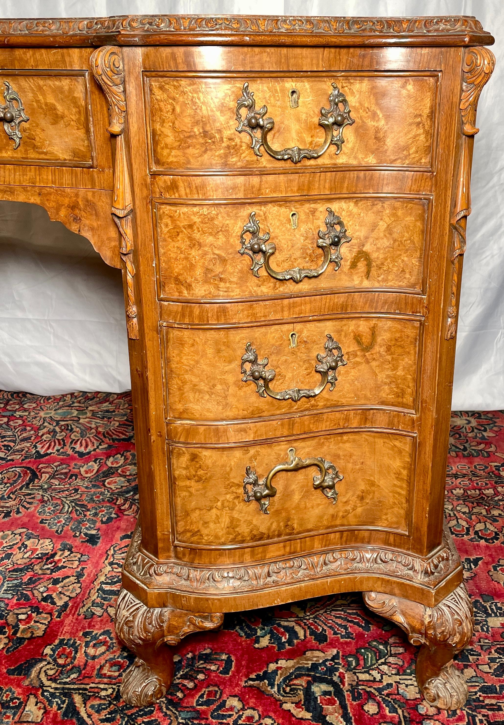 Bureau anglais ancien en ronce de noyer avec dessus en cuir, datant d'environ 1900 en vente 1