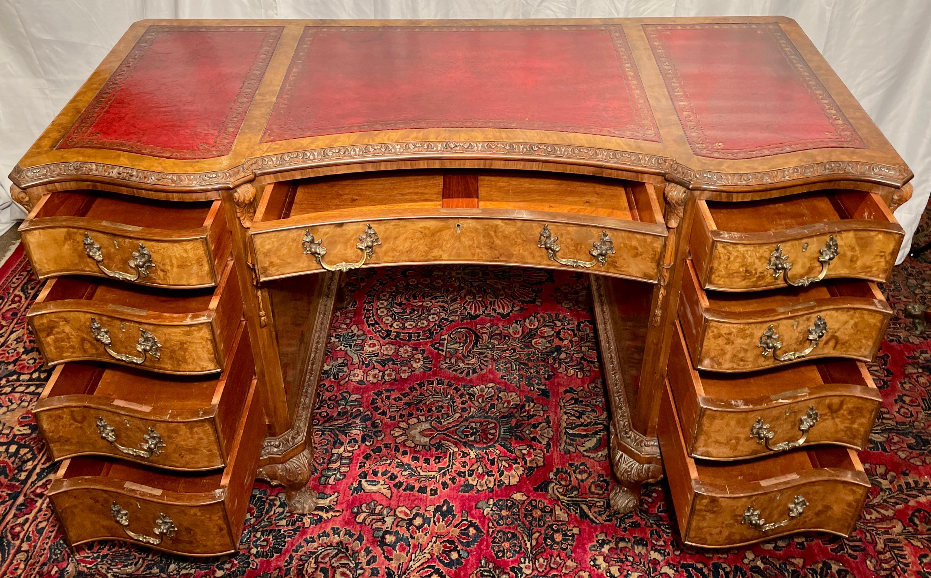 Bureau anglais ancien en ronce de noyer avec dessus en cuir, datant d'environ 1900 en vente 3