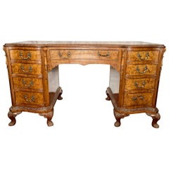 Antico scrittoio inglese con piano in pelle di noce burlato, circa 1900