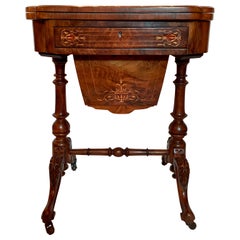 Antico tavolo da gioco inglese in legno di noce burlato intarsiato, 1865-1885 circa