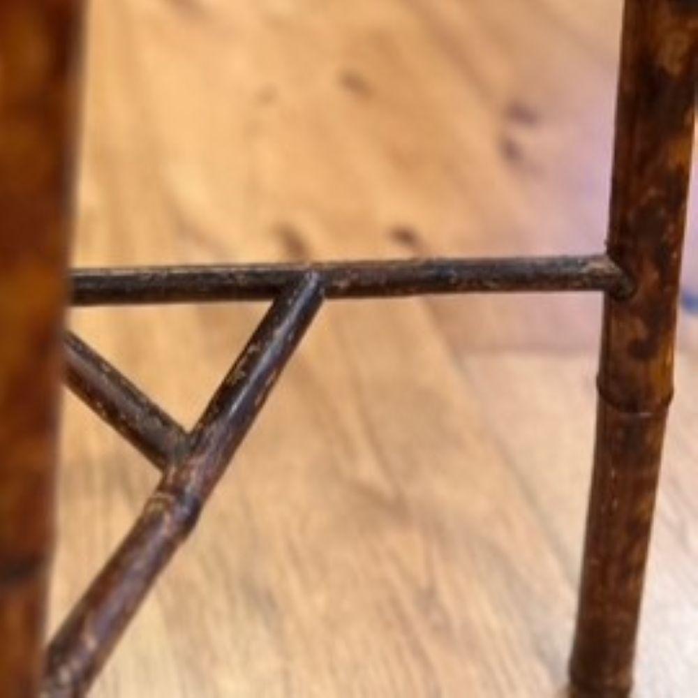 Table d'appoint anglaise ancienne en bambou brûlé et laque avec plateau en verre sur mesure en vente 2