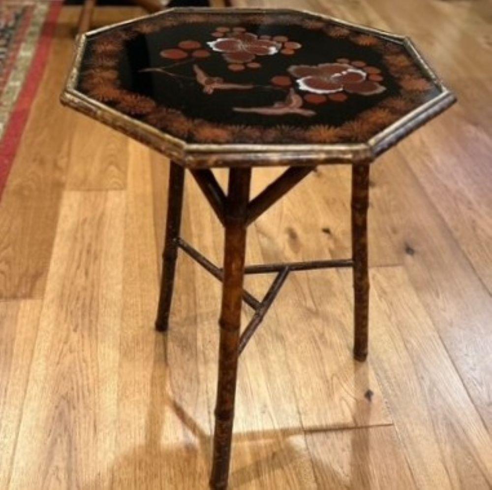 Table d'appoint anglaise ancienne en bambou brûlé et laque avec plateau en verre sur mesure en vente 3